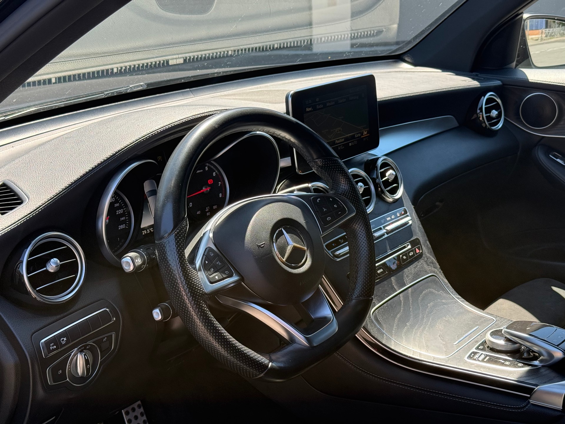 MERCEDES-BENZ GLC 300 4Matic AMG Line 9G-Tronic-image-5