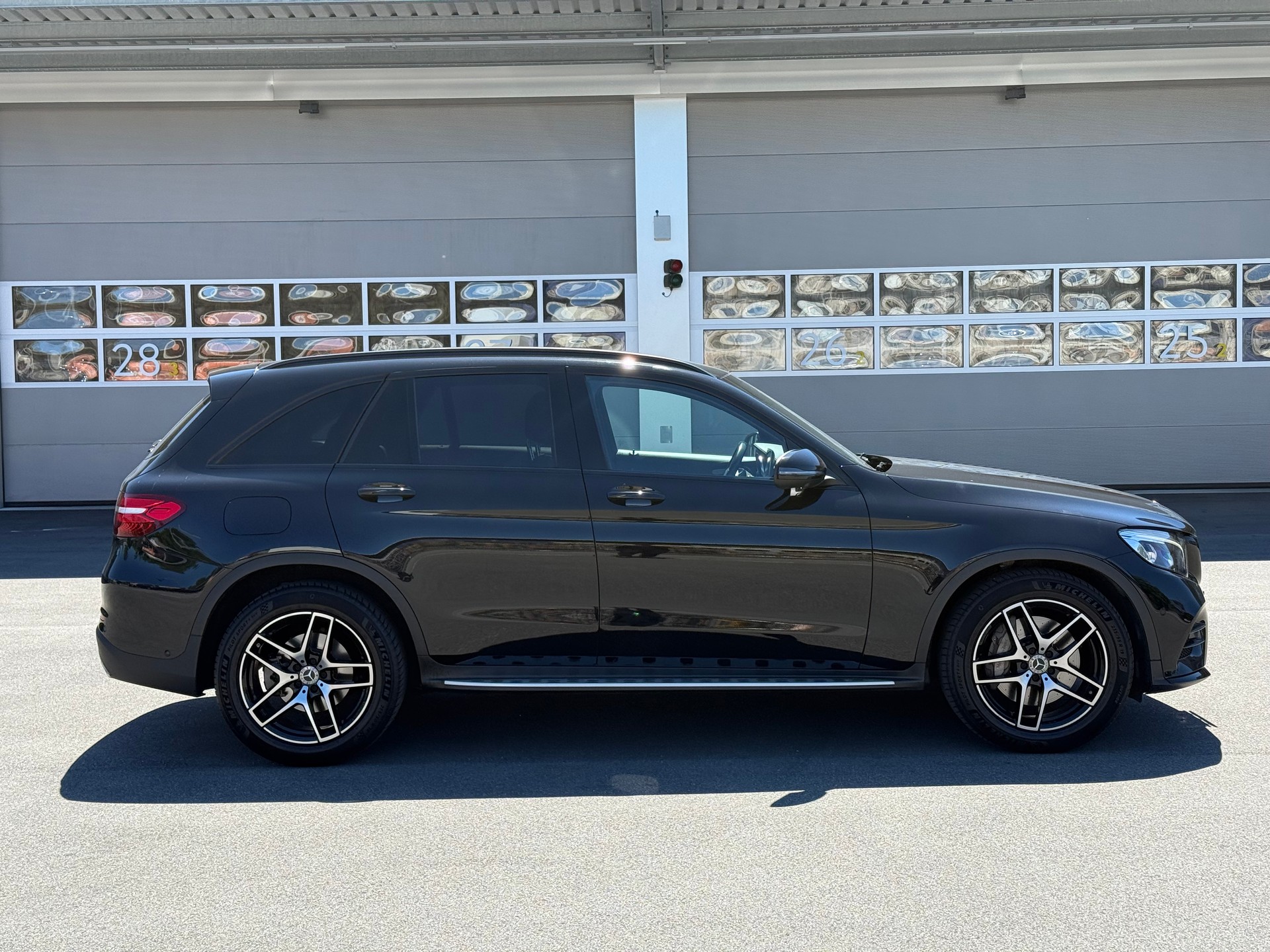 MERCEDES-BENZ GLC 300 4Matic AMG Line 9G-Tronic-image-2