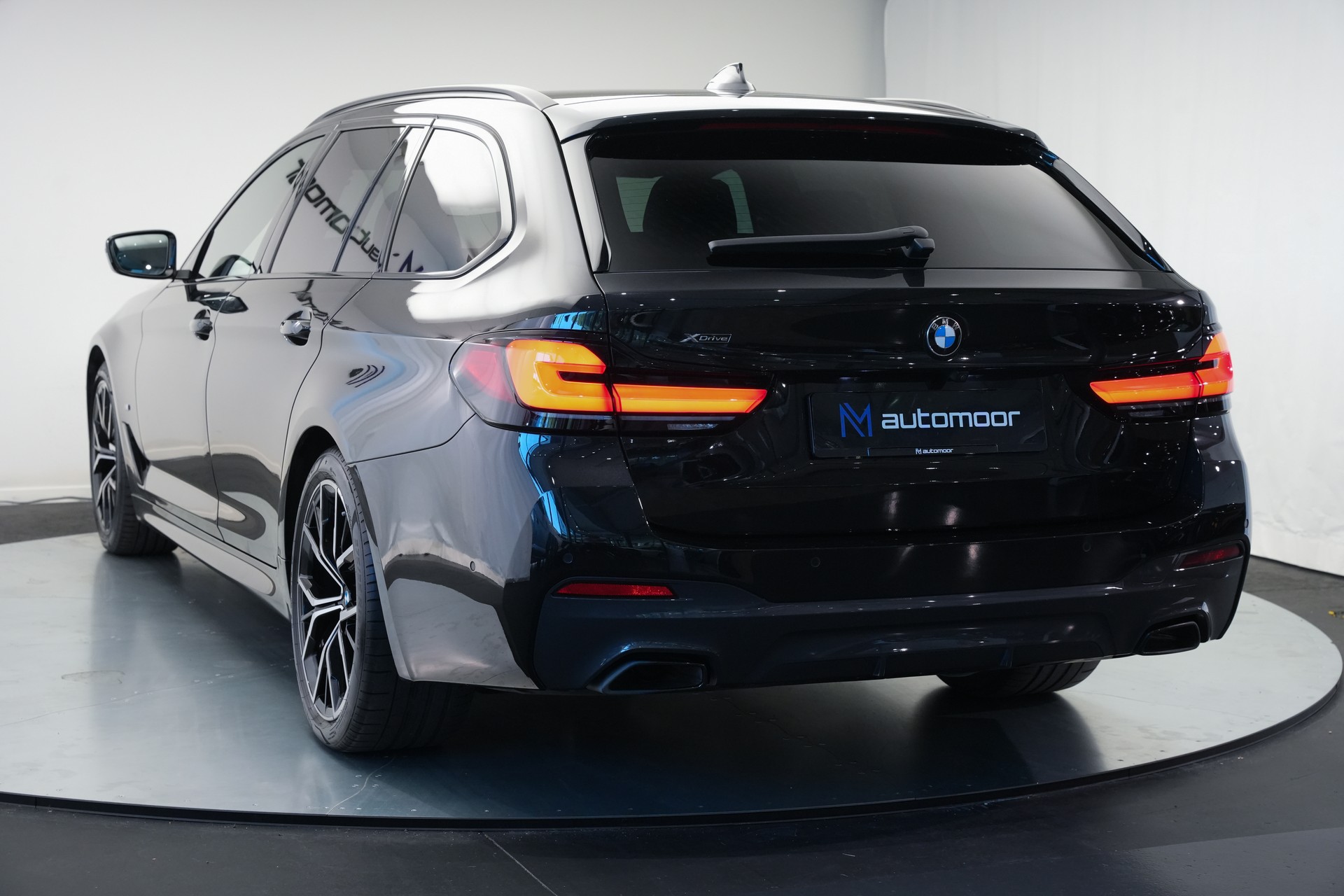 BMW 520d xDrive 48V Touring M Sport Steptronic-image-43