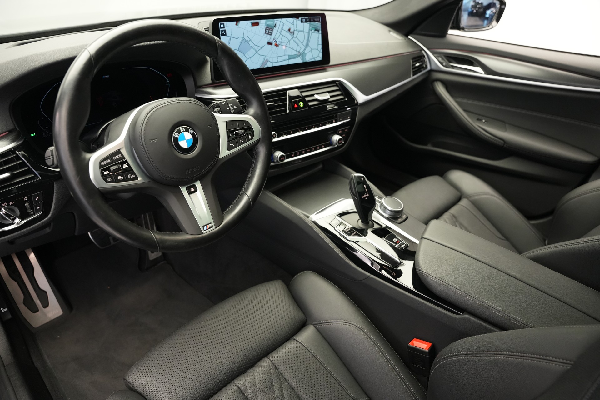 BMW 520d xDrive 48V Touring M Sport Steptronic-image-10