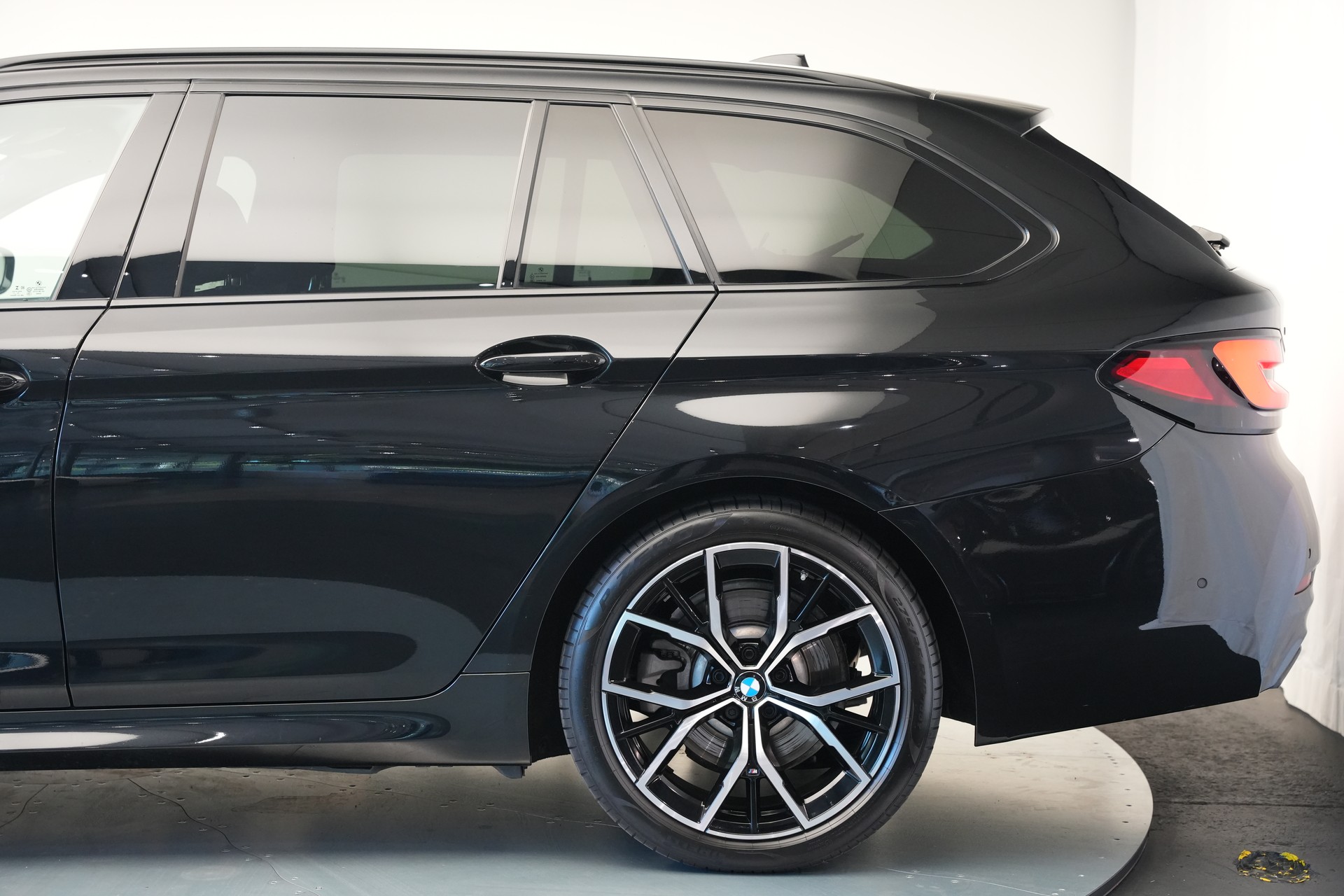 BMW 520d xDrive 48V Touring M Sport Steptronic-image-43