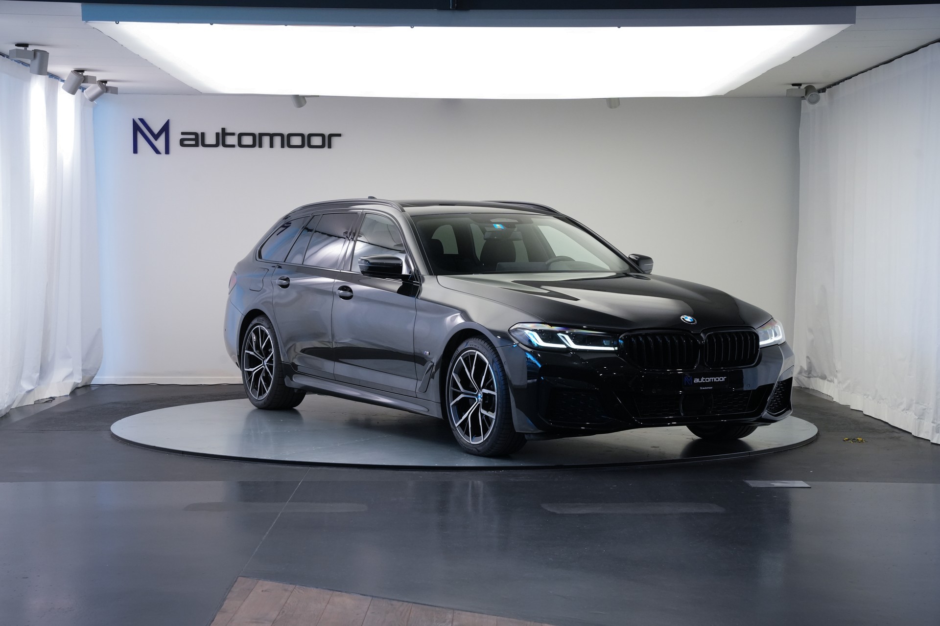 BMW 520d xDrive 48V Touring M Sport Steptronic-image-2