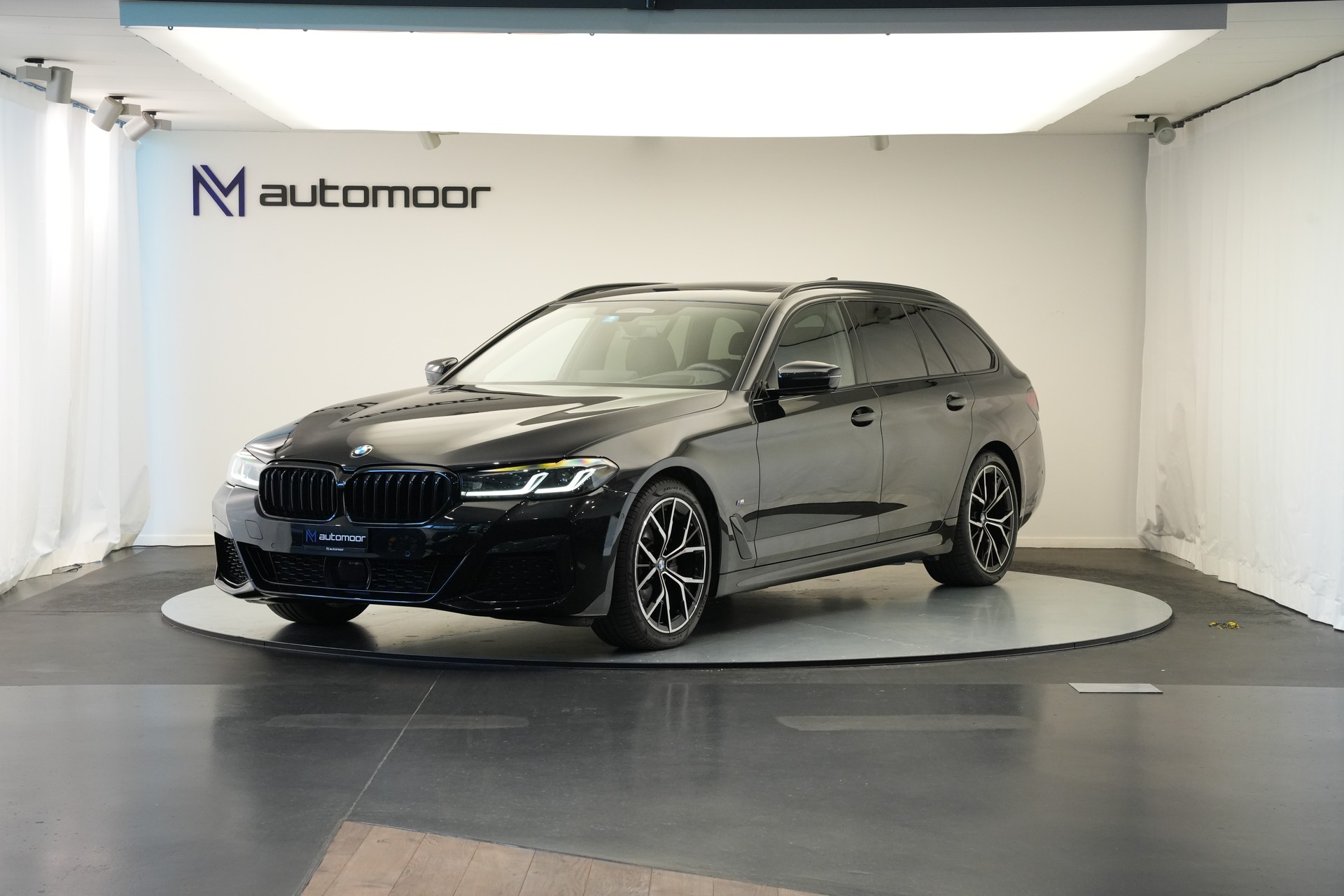 BMW 520d xDrive 48V Touring M Sport Steptronic-image-0