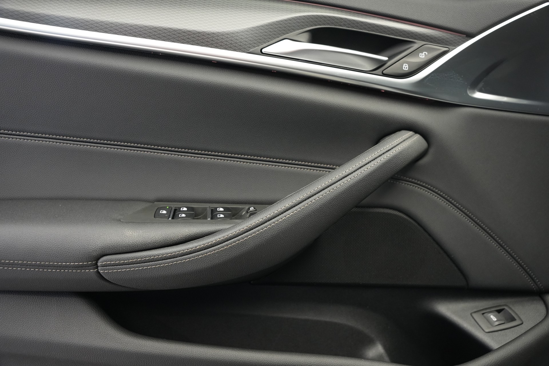 BMW 520d xDrive 48V Touring M Sport Steptronic-image-17