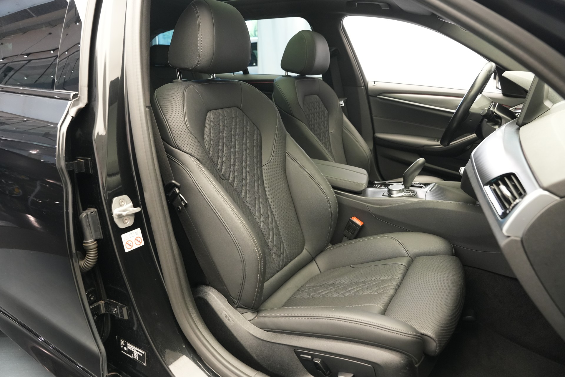 BMW 520d xDrive 48V Touring M Sport Steptronic-image-13
