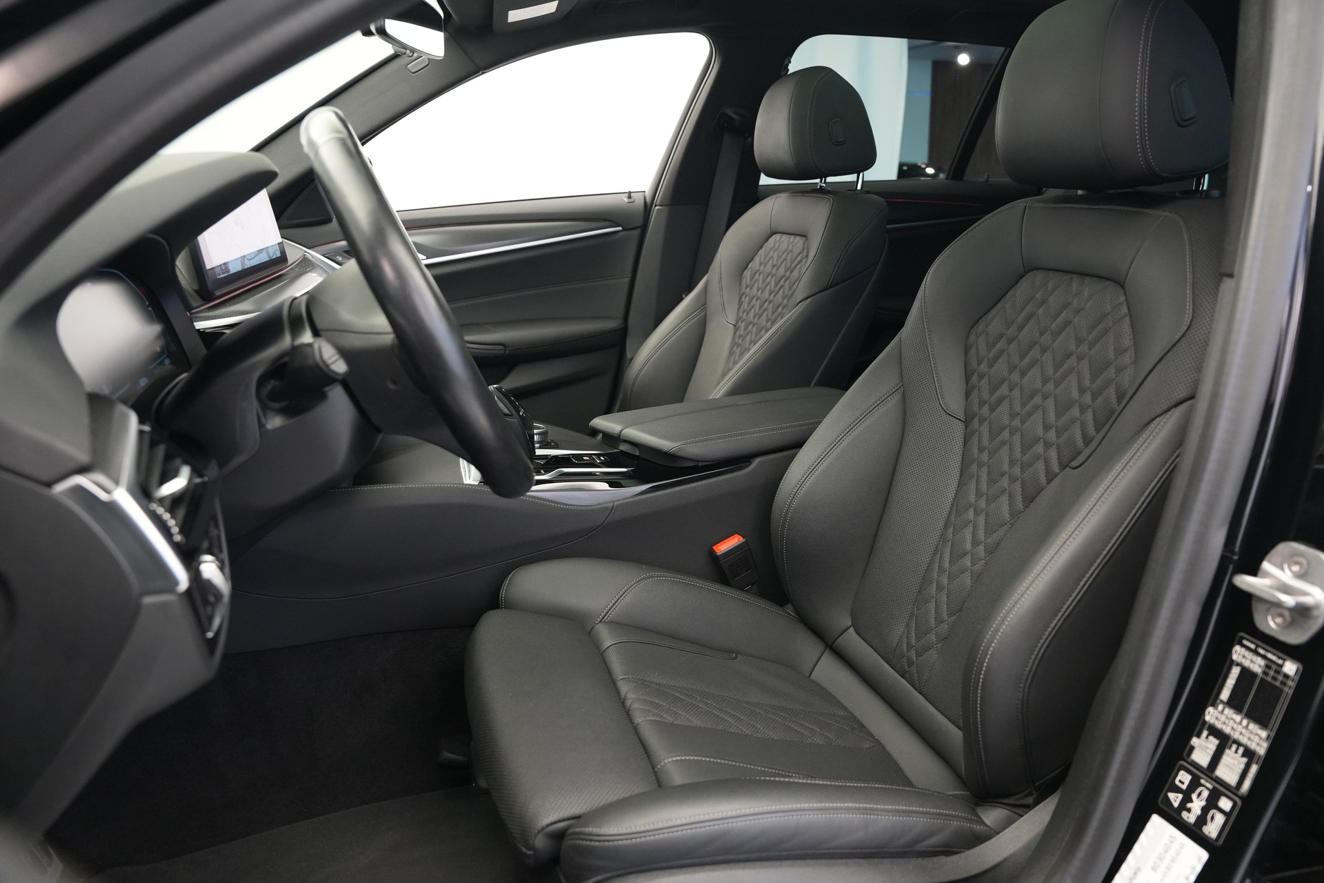 BMW 520d xDrive 48V Touring M Sport Steptronic-image-12