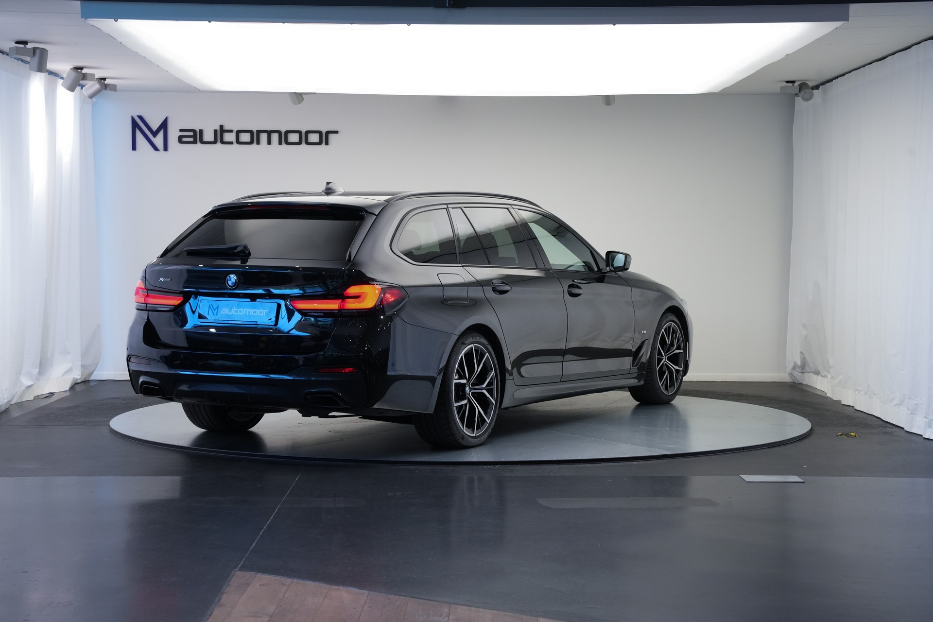 BMW 520d xDrive 48V Touring M Sport Steptronic-image-4