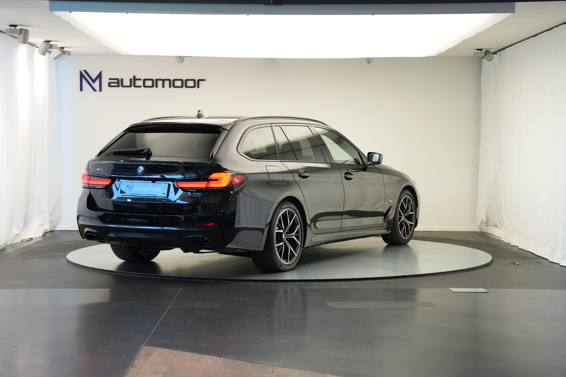 BMW 520d xDrive 48V Touring M Sport Steptronic-image-4