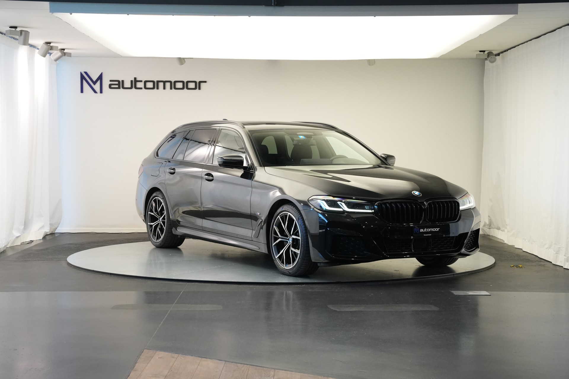BMW 520d xDrive 48V Touring M Sport Steptronic-image-2