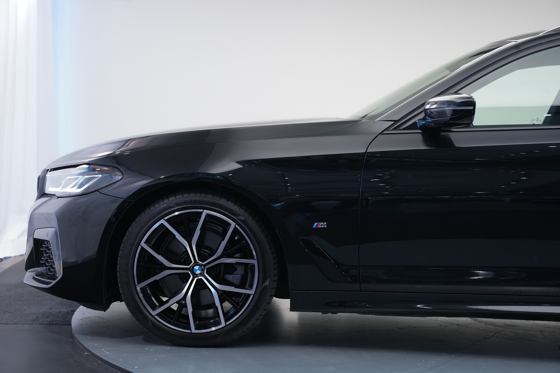 BMW 520d xDrive 48V Touring M Sport Steptronic-image-45