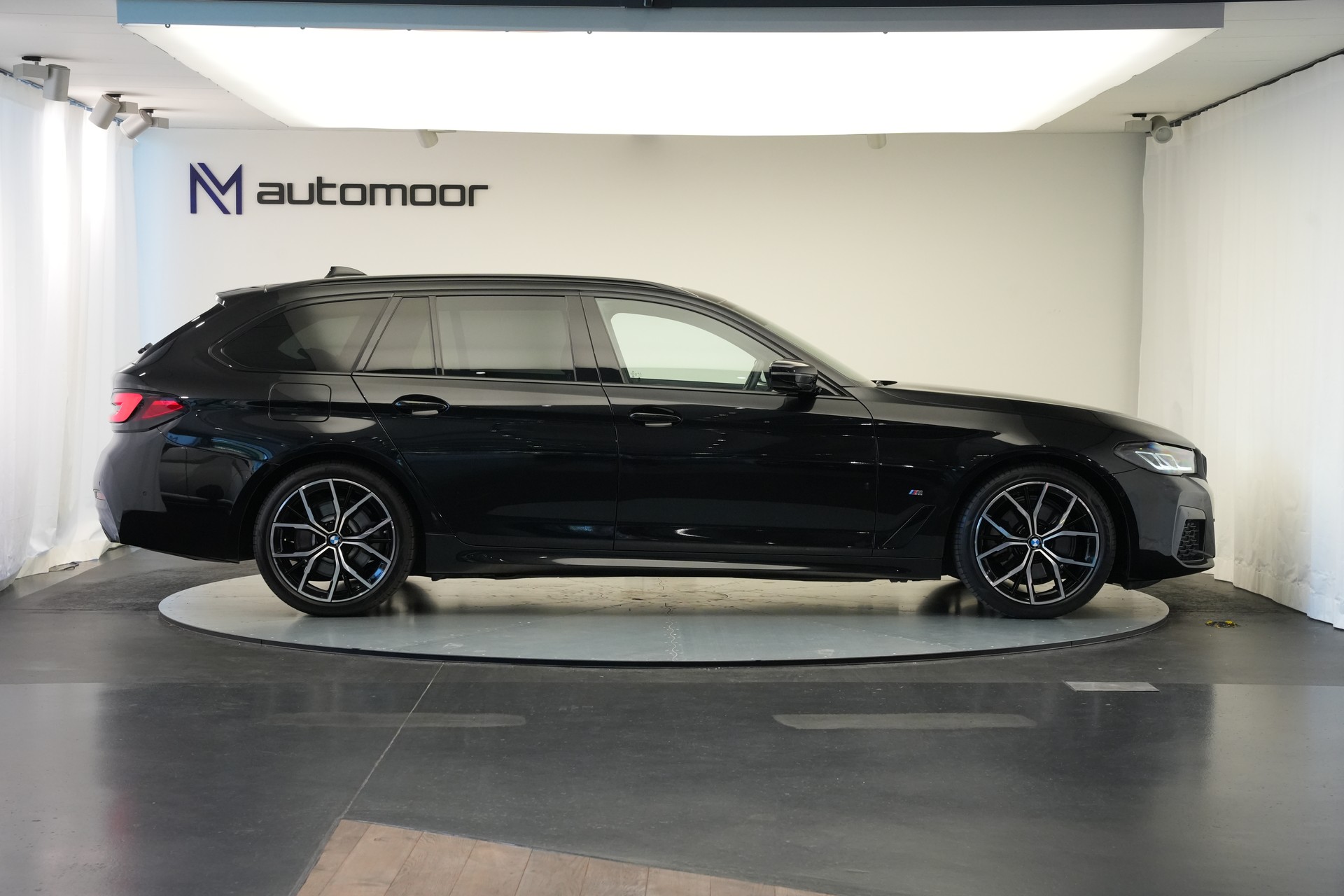 BMW 520d xDrive 48V Touring M Sport Steptronic-image-3