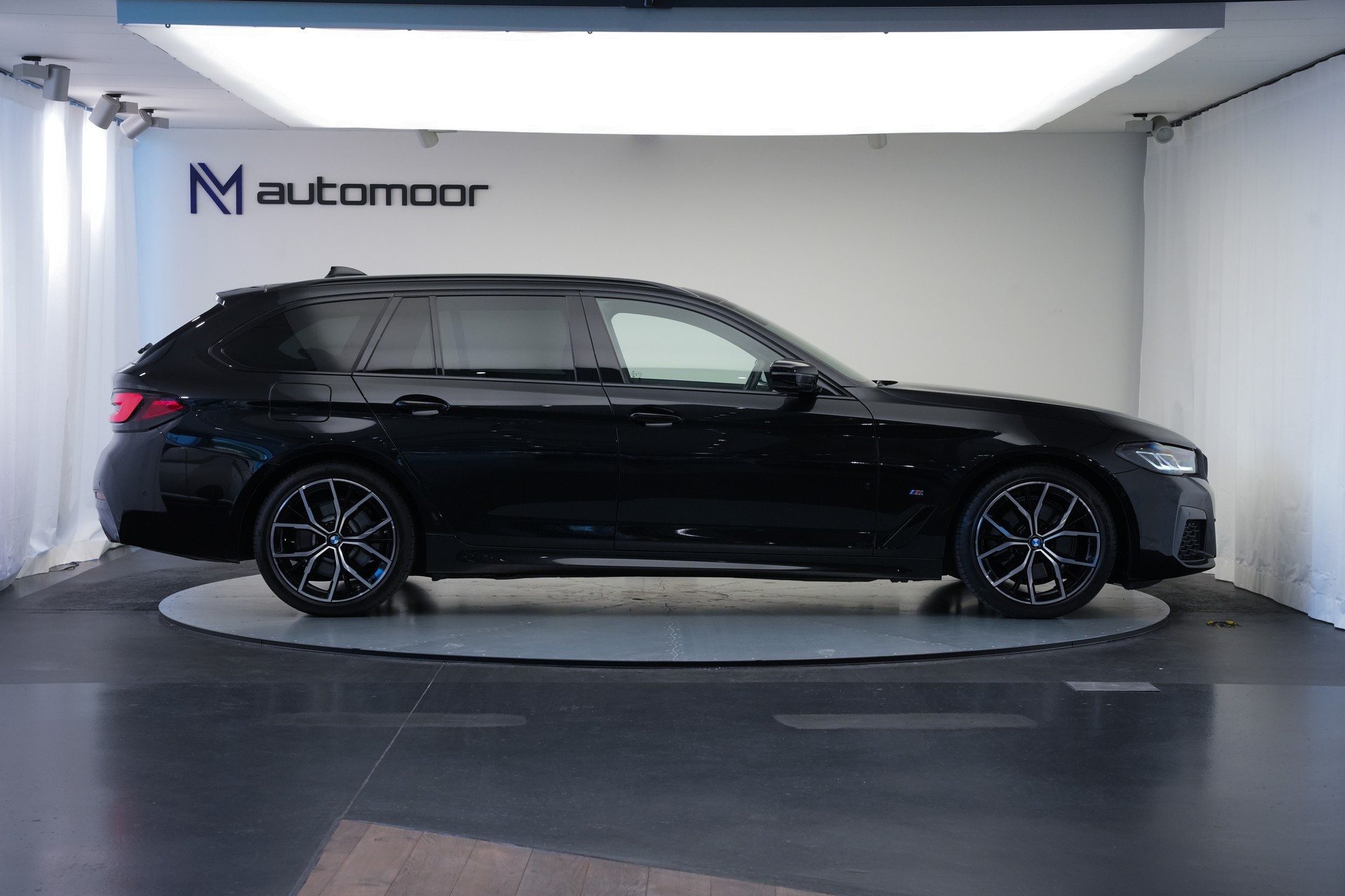 BMW 520d xDrive 48V Touring M Sport Steptronic-image-3