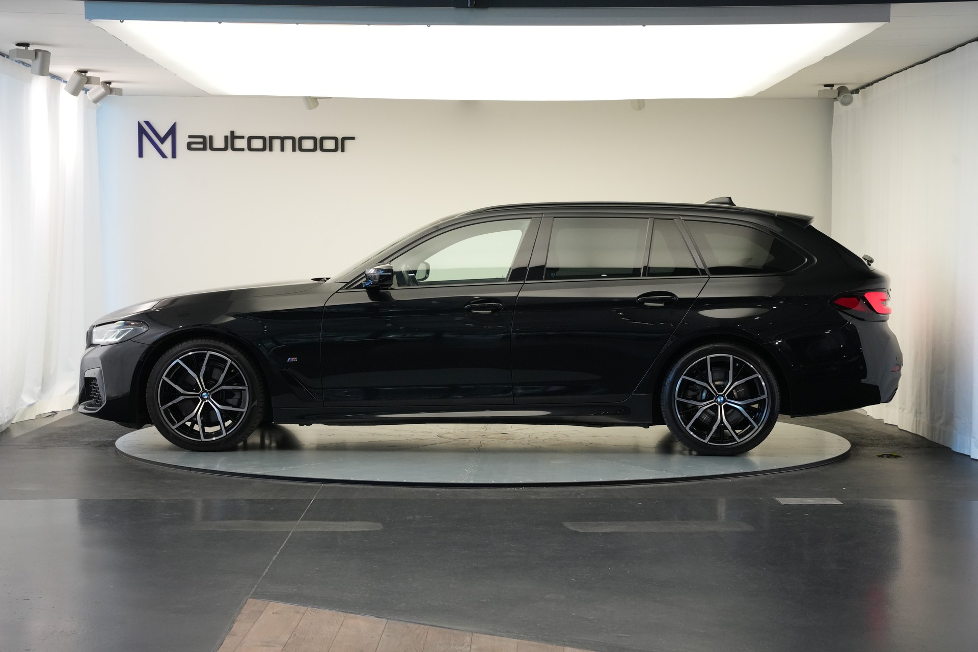 BMW 520d xDrive 48V Touring M Sport Steptronic-image-7