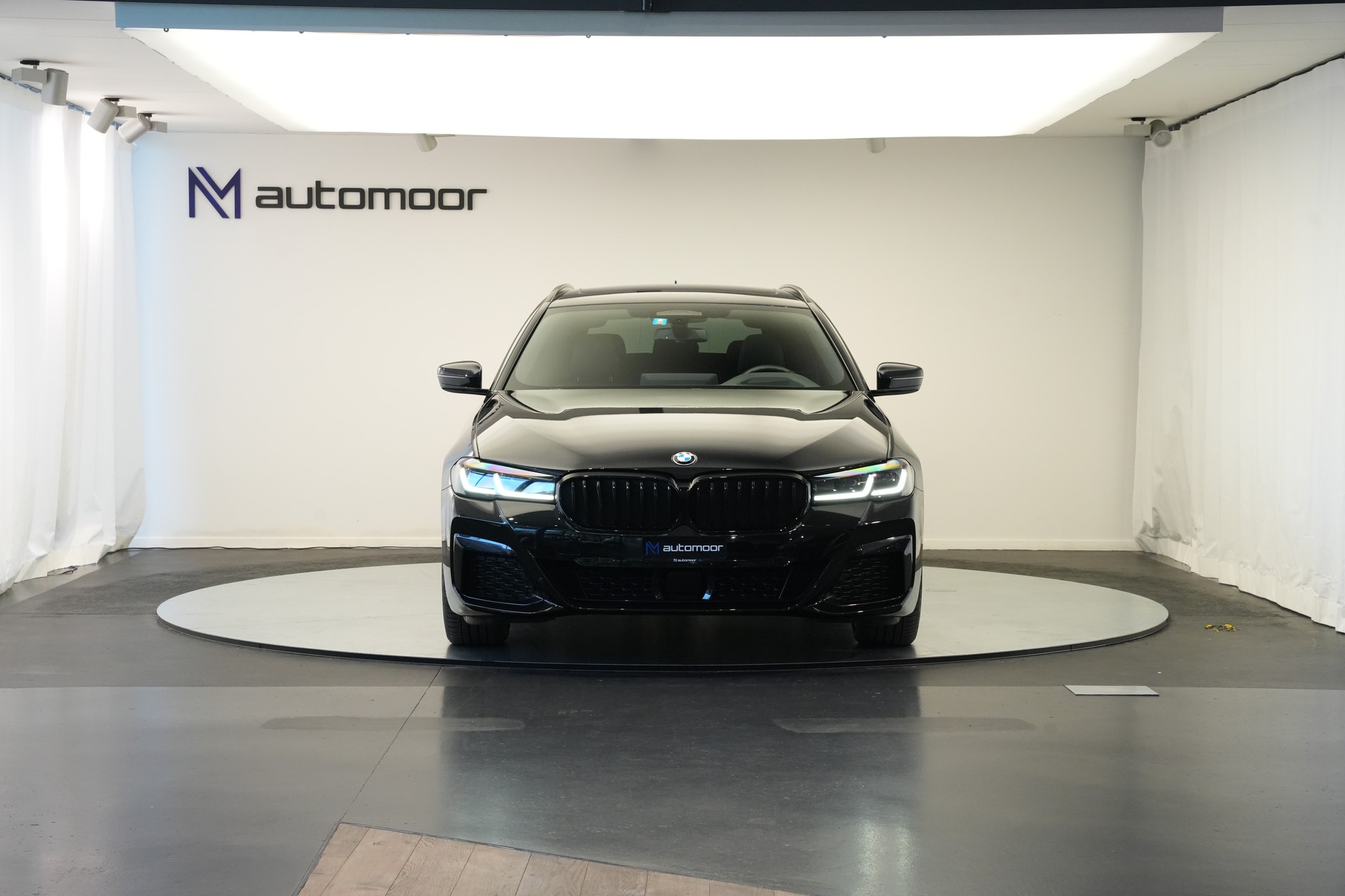 BMW 520d xDrive 48V Touring M Sport Steptronic-image-1