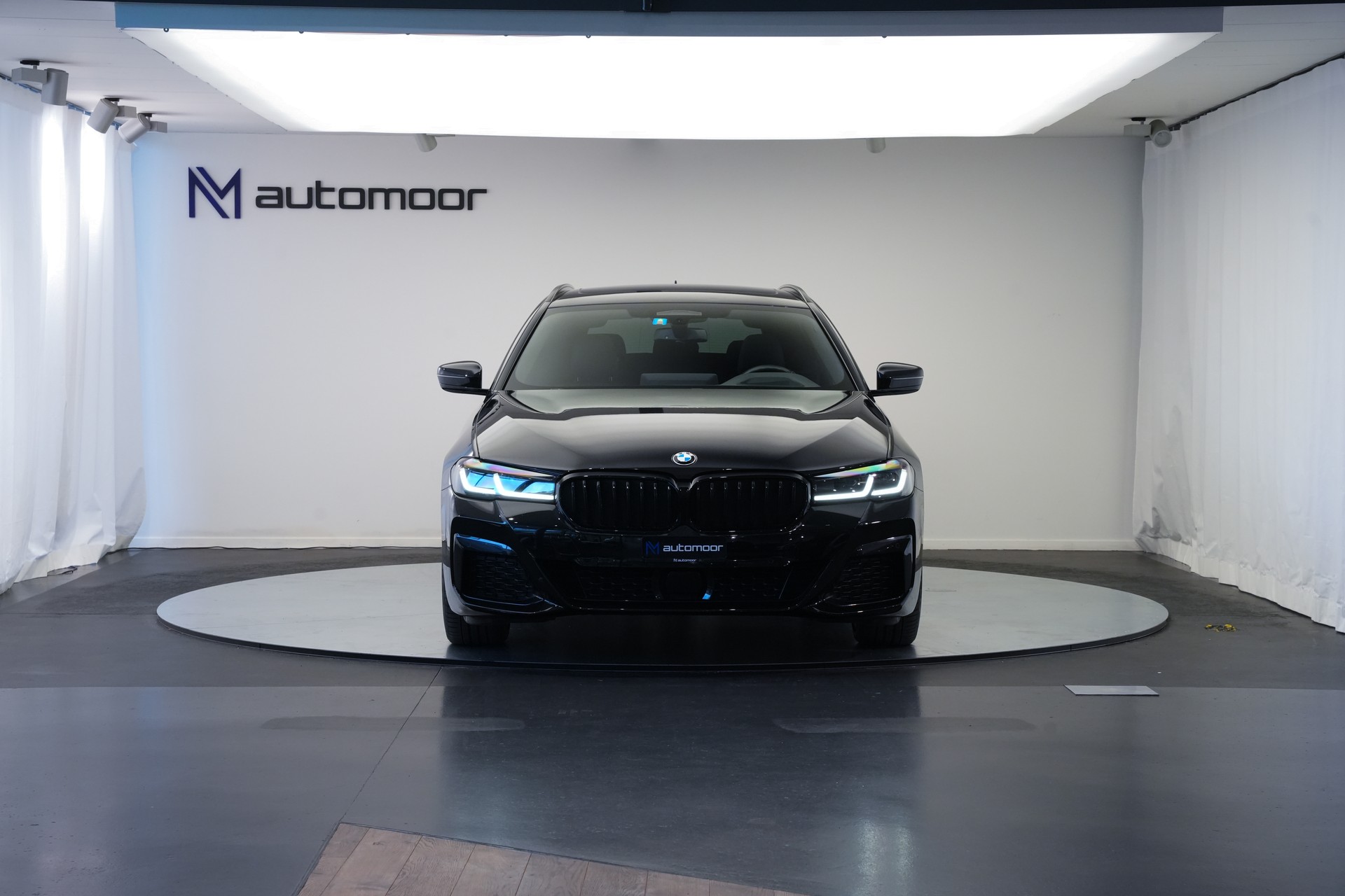 BMW 520d xDrive 48V Touring M Sport Steptronic-image-1