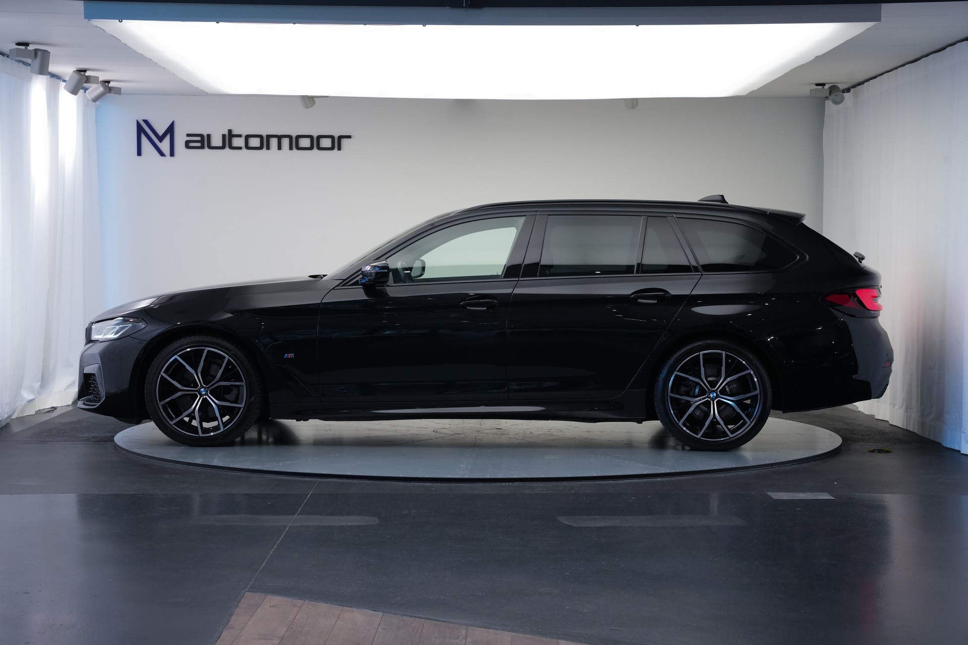 BMW 520d xDrive 48V Touring M Sport Steptronic-image-8