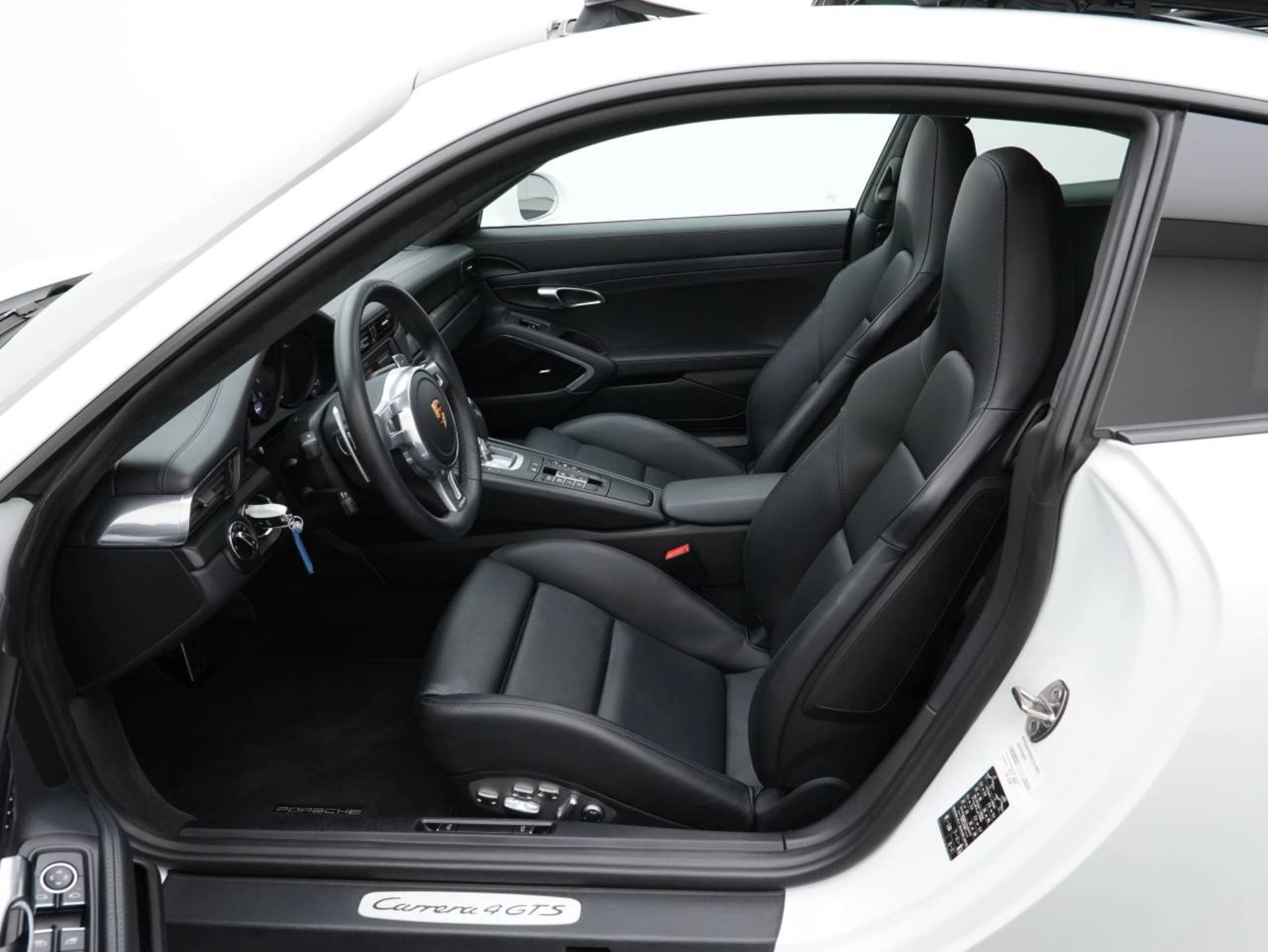 PORSCHE 911 Carrera 4 GTS-image-4