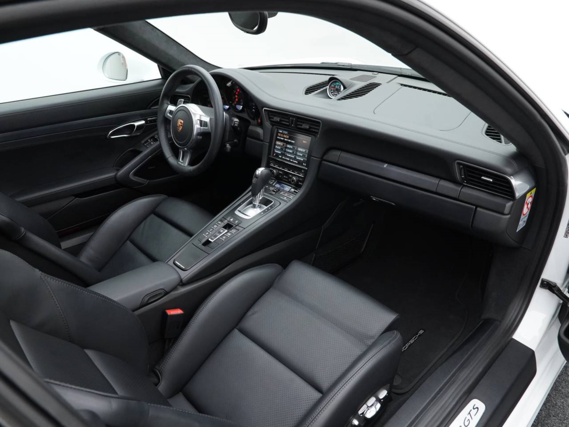 PORSCHE 911 Carrera 4 GTS-image-25