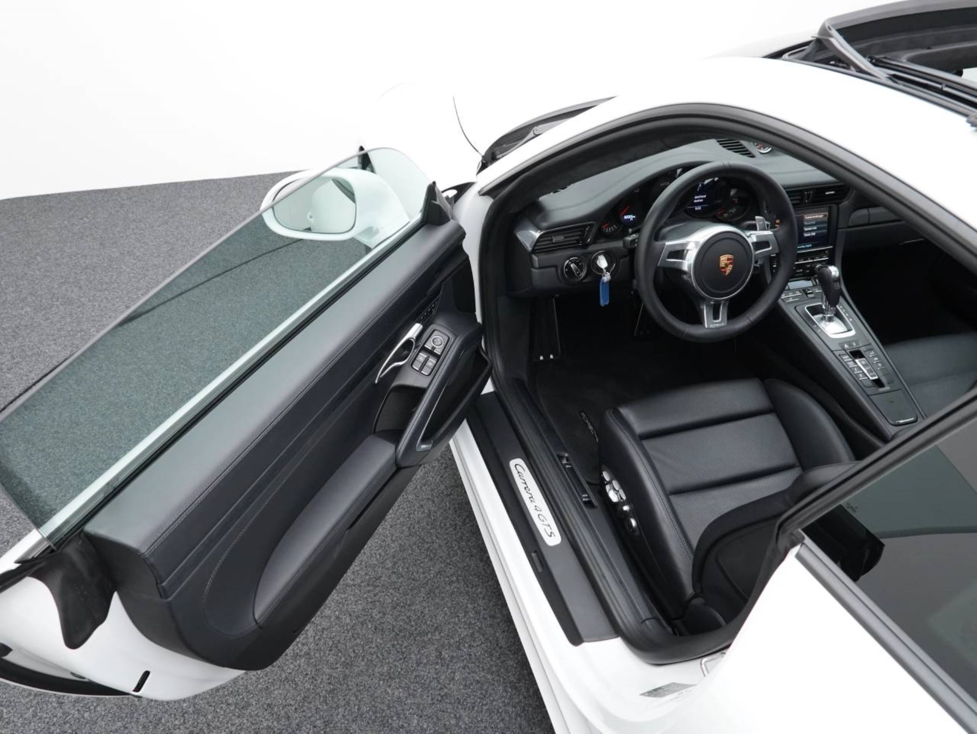 PORSCHE 911 Carrera 4 GTS-image-3