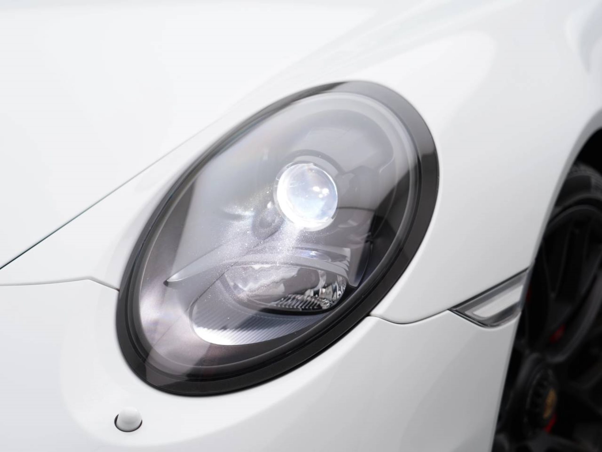 PORSCHE 911 Carrera 4 GTS-image-12