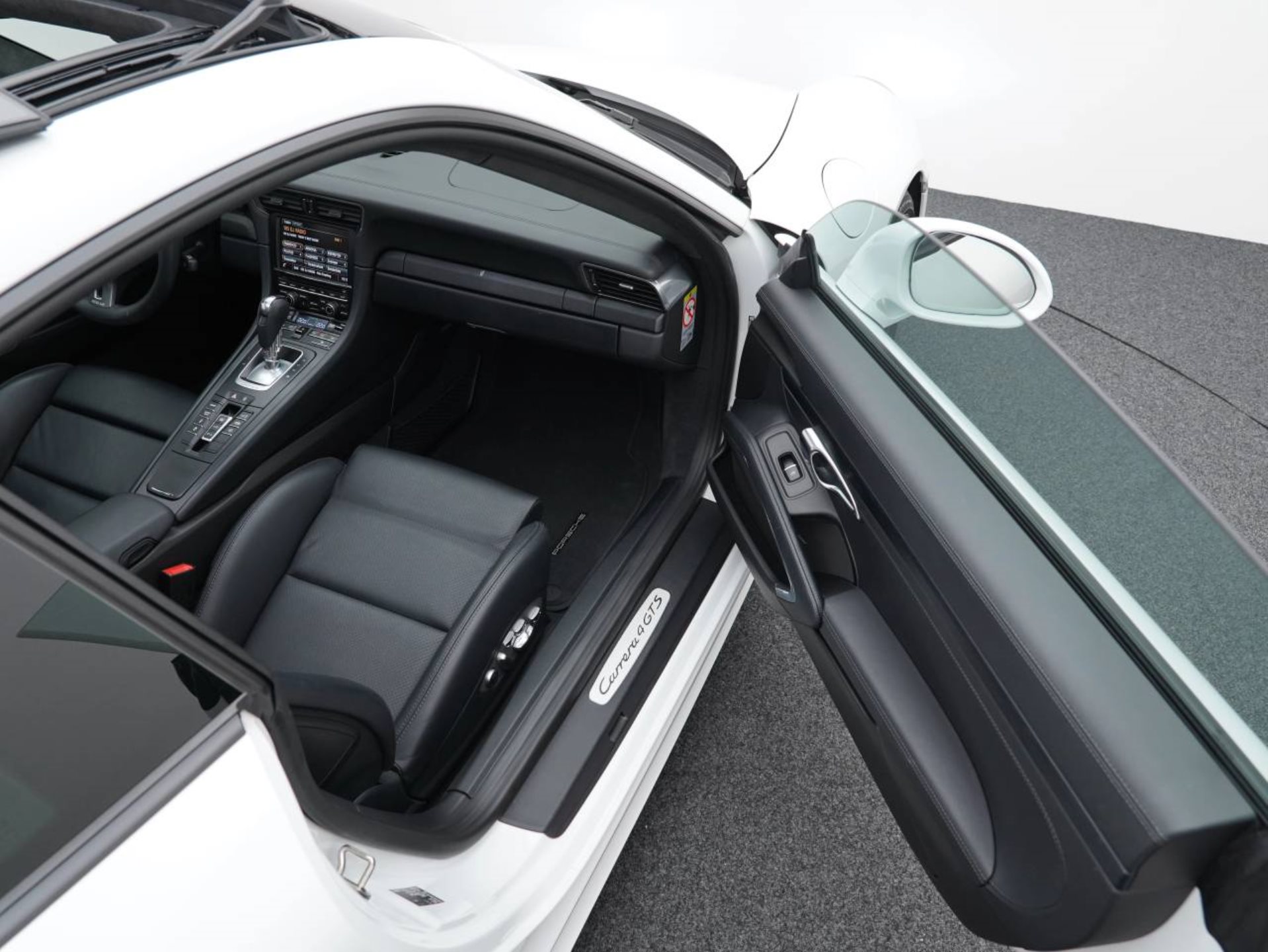 PORSCHE 911 Carrera 4 GTS-image-24