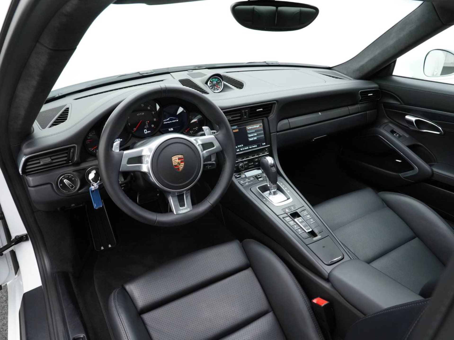 PORSCHE 911 Carrera 4 GTS-image-14