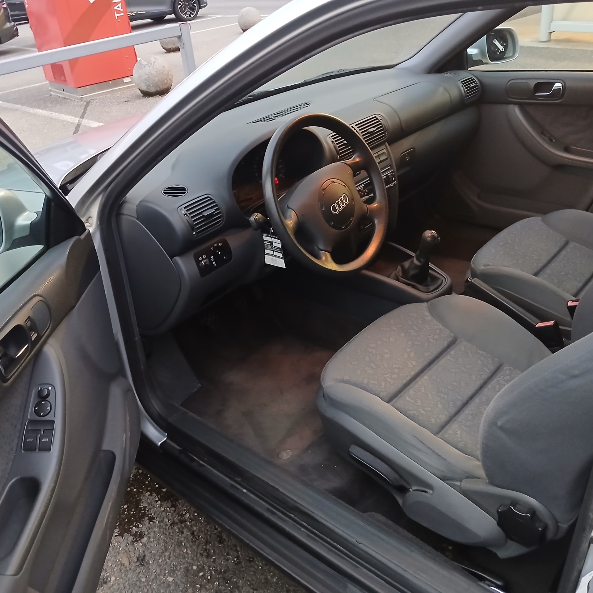 AUDI 1.6 Attraction-image-4