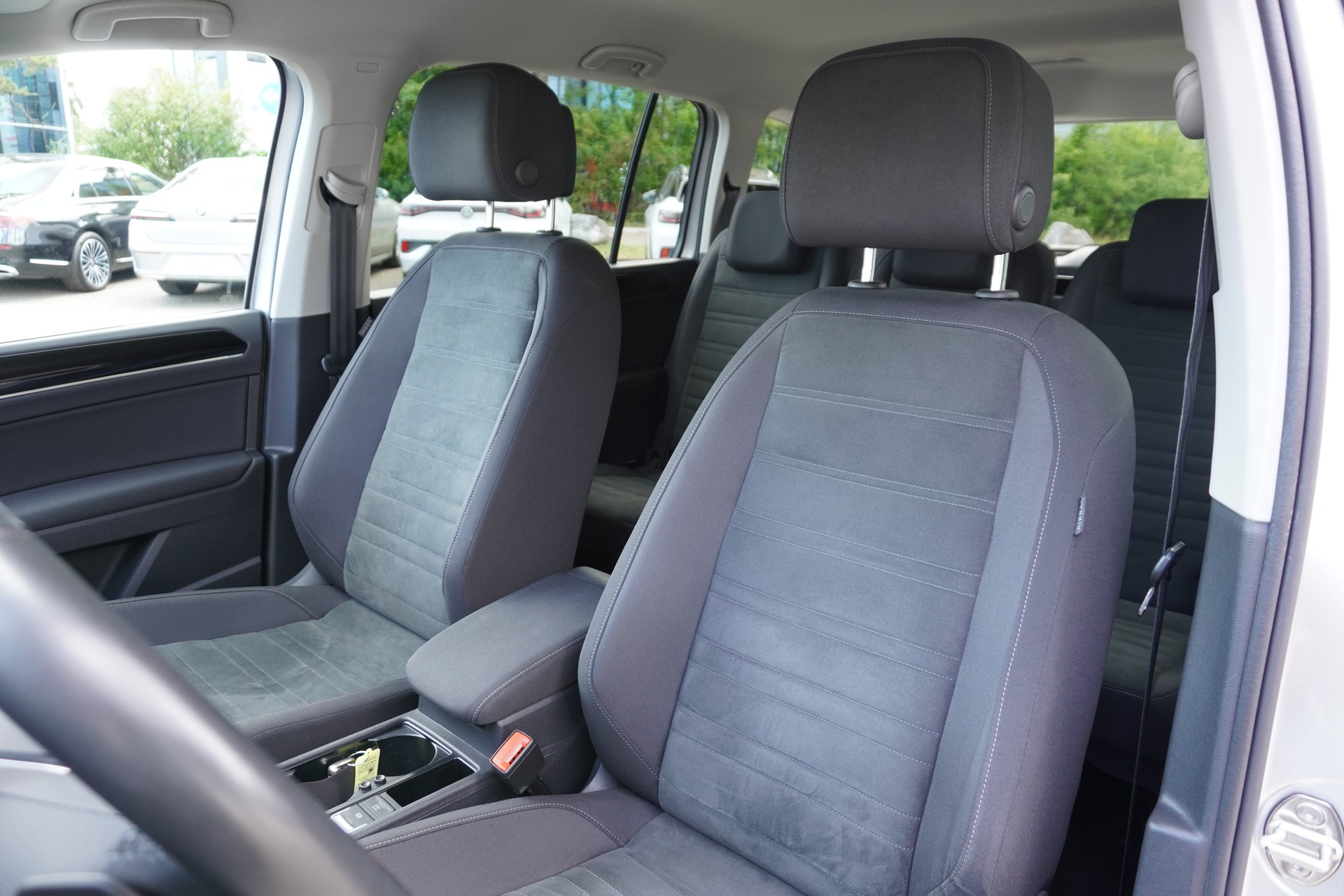 VW Touran 2.0 TDI BlueMotion Technology Highline DSG-image-11