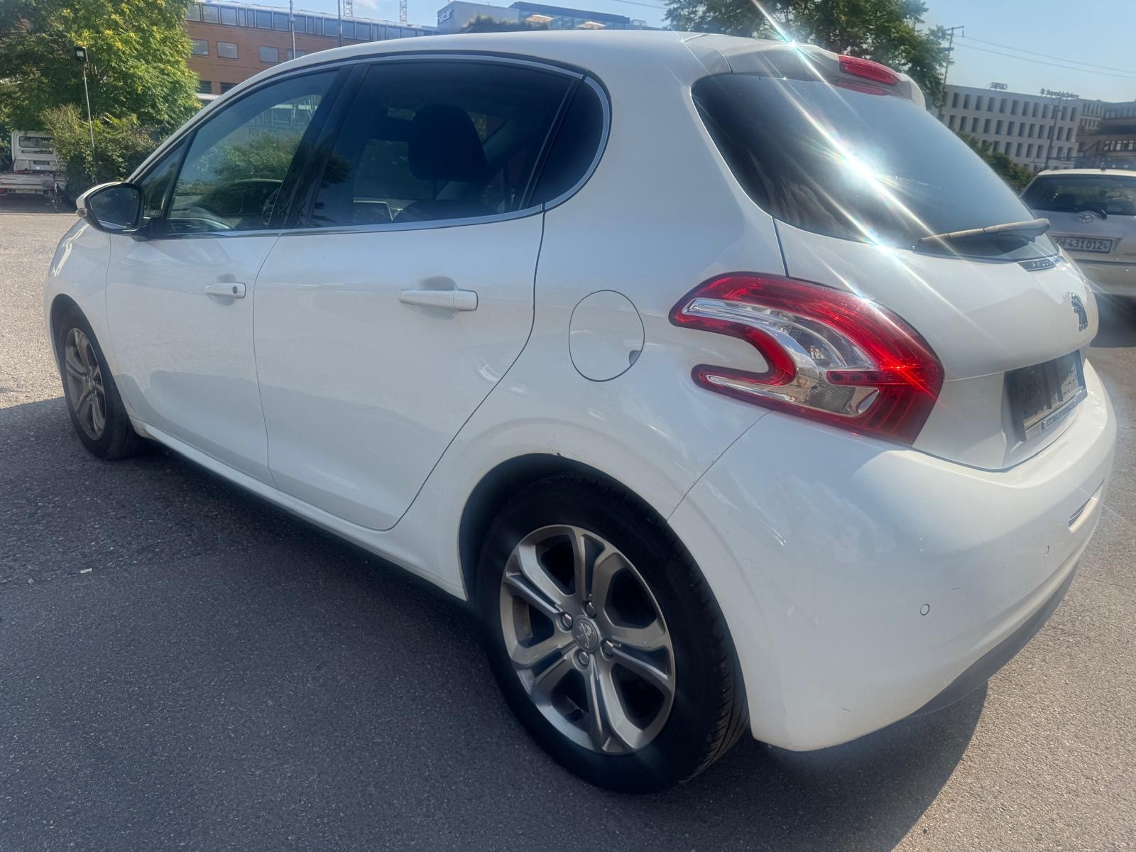 PEUGEOT 208 1.6 e-HDI Allure-image-6