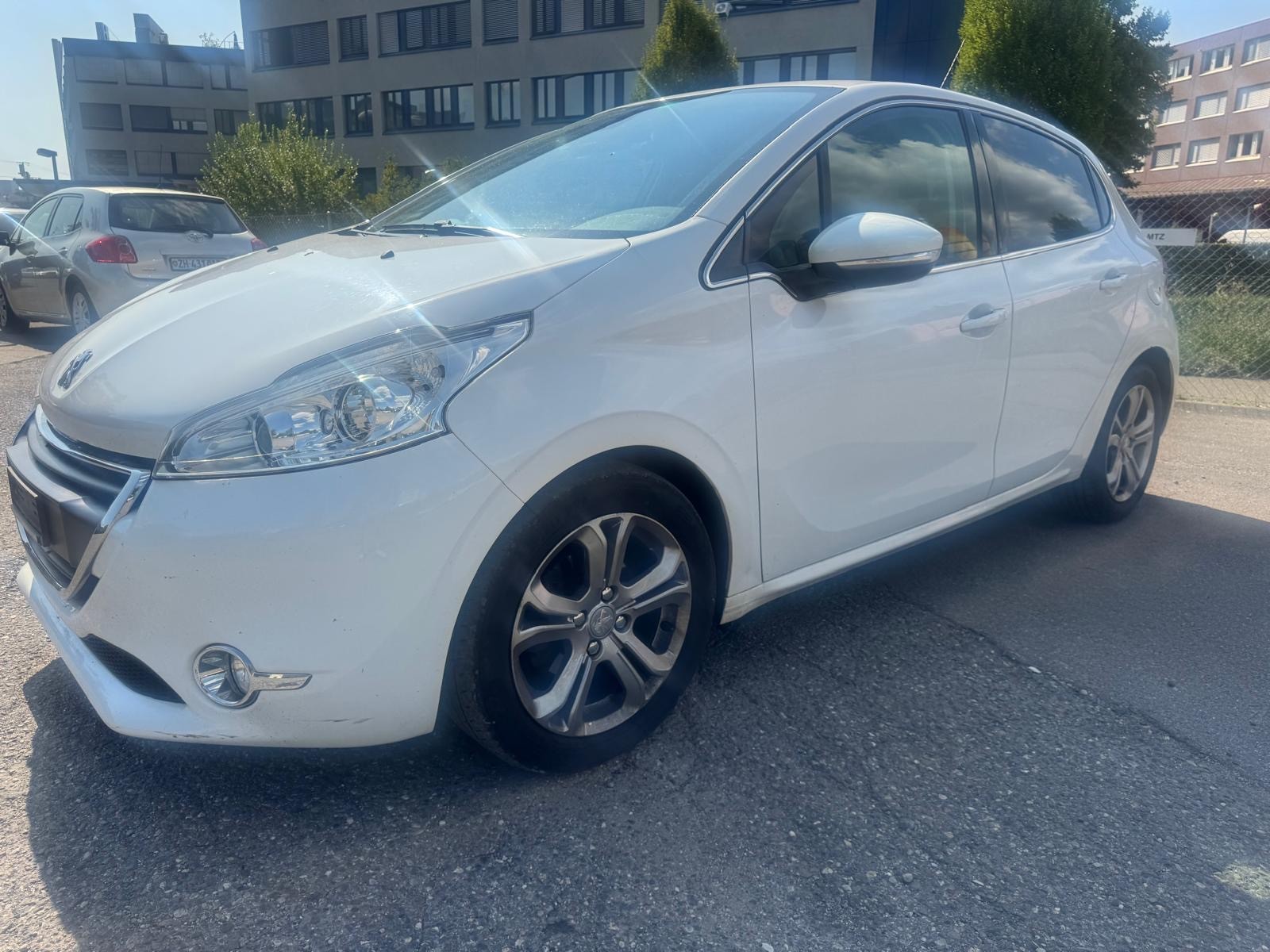 PEUGEOT 208 1.6 e-HDI Allure-image-0