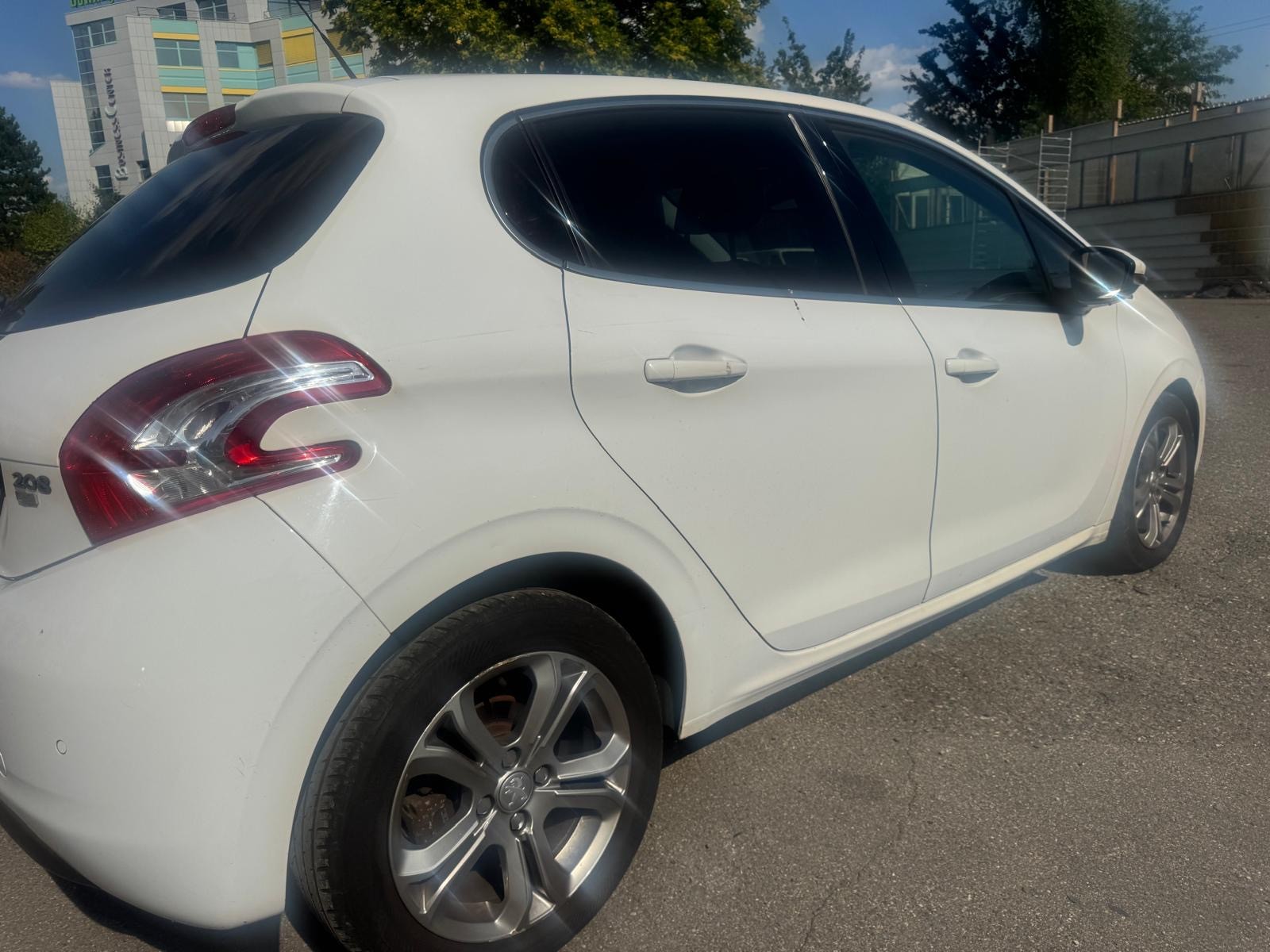 PEUGEOT 208 1.6 e-HDI Allure-image-5