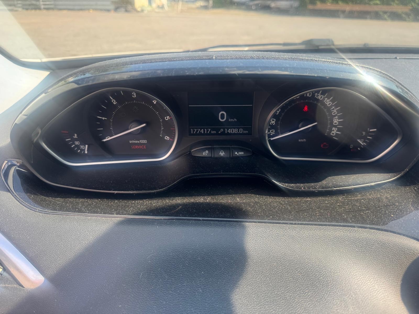 PEUGEOT 208 1.6 e-HDI Allure-image-8