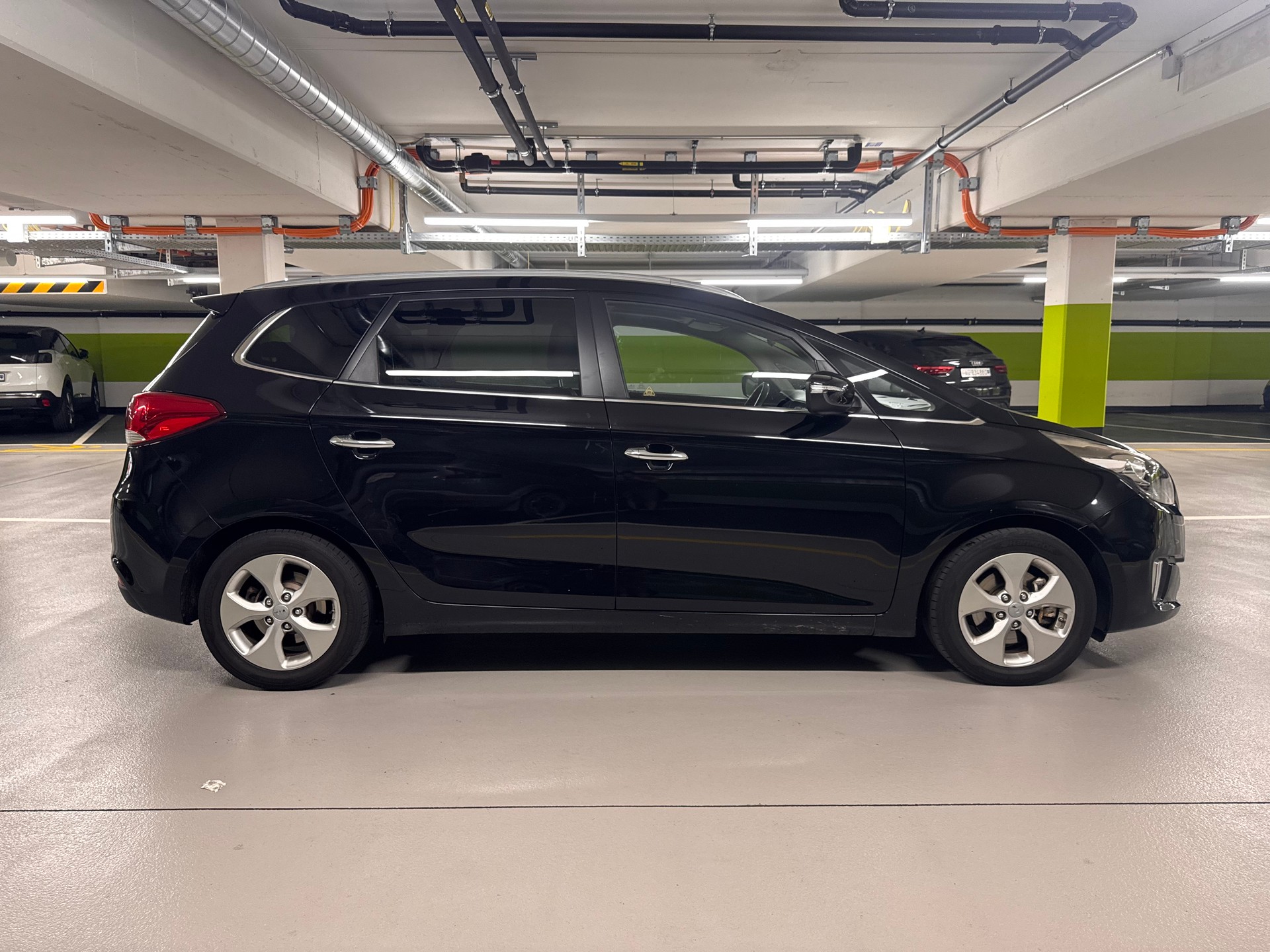 KIA Carens 1.7 CRDi Swiss Eco Edition-image-2