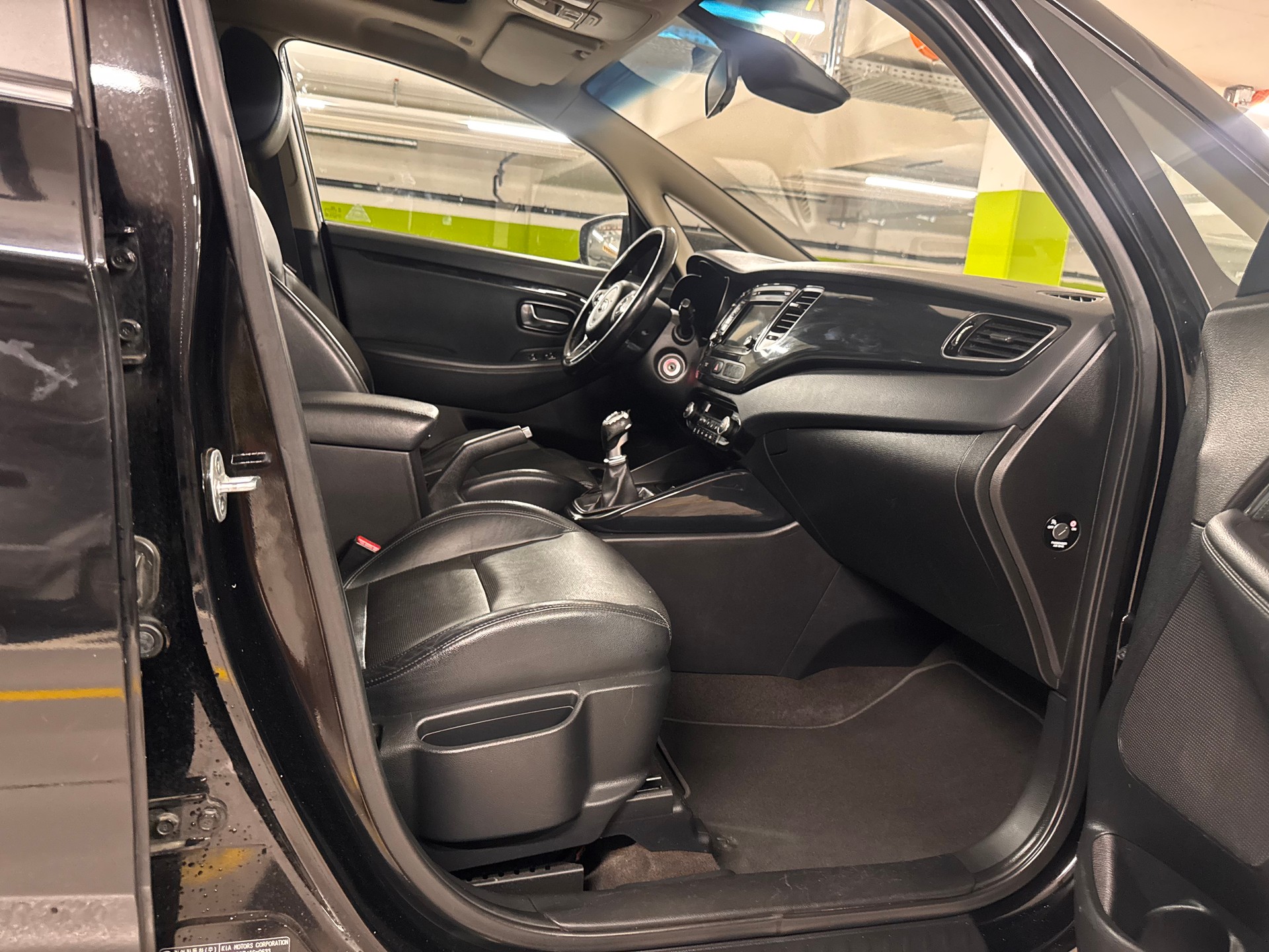 KIA Carens 1.7 CRDi Swiss Eco Edition-image-13