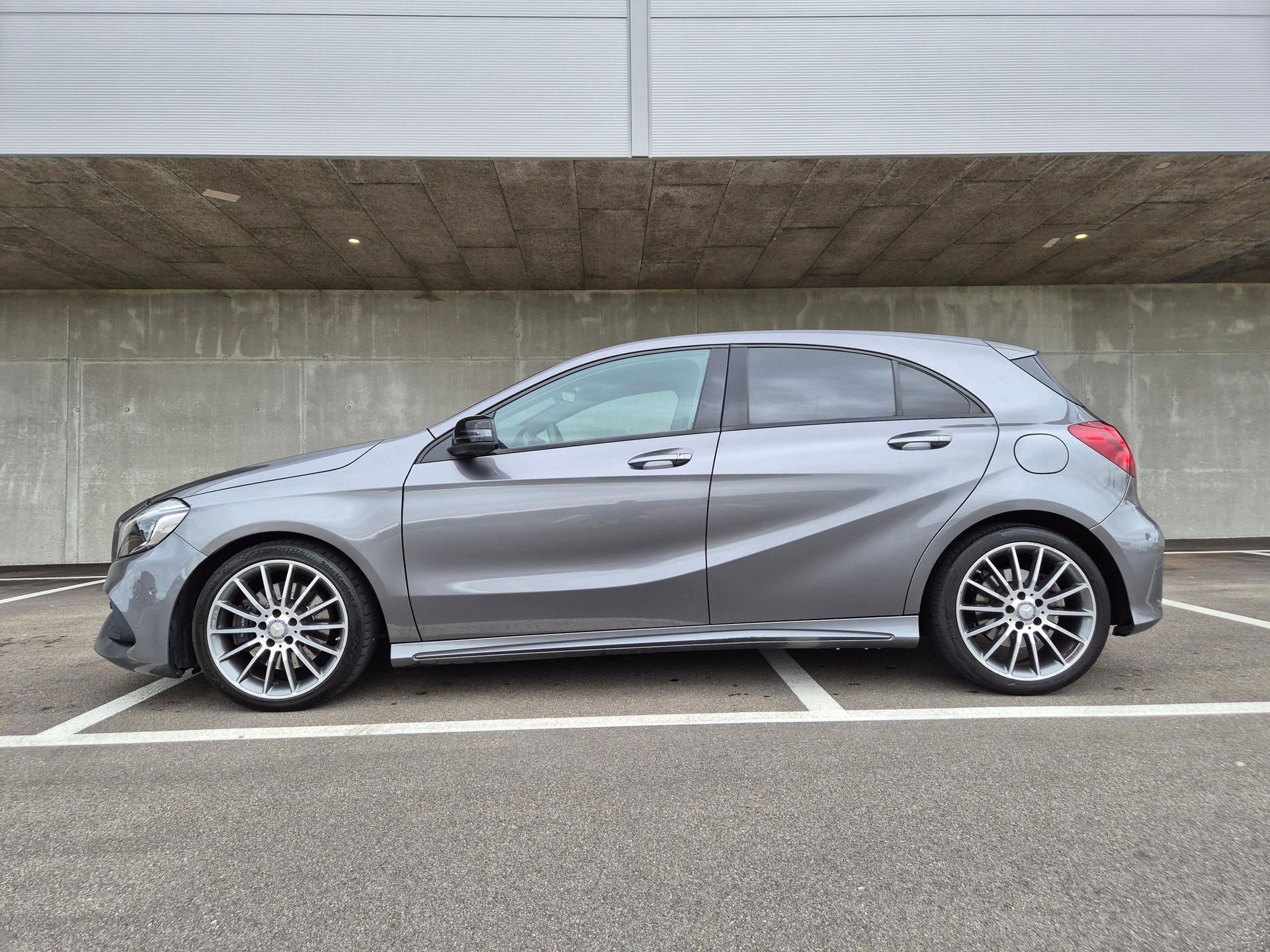 MERCEDES-BENZ A 250 AMG Line 4Matic 7G-DCT-image-2