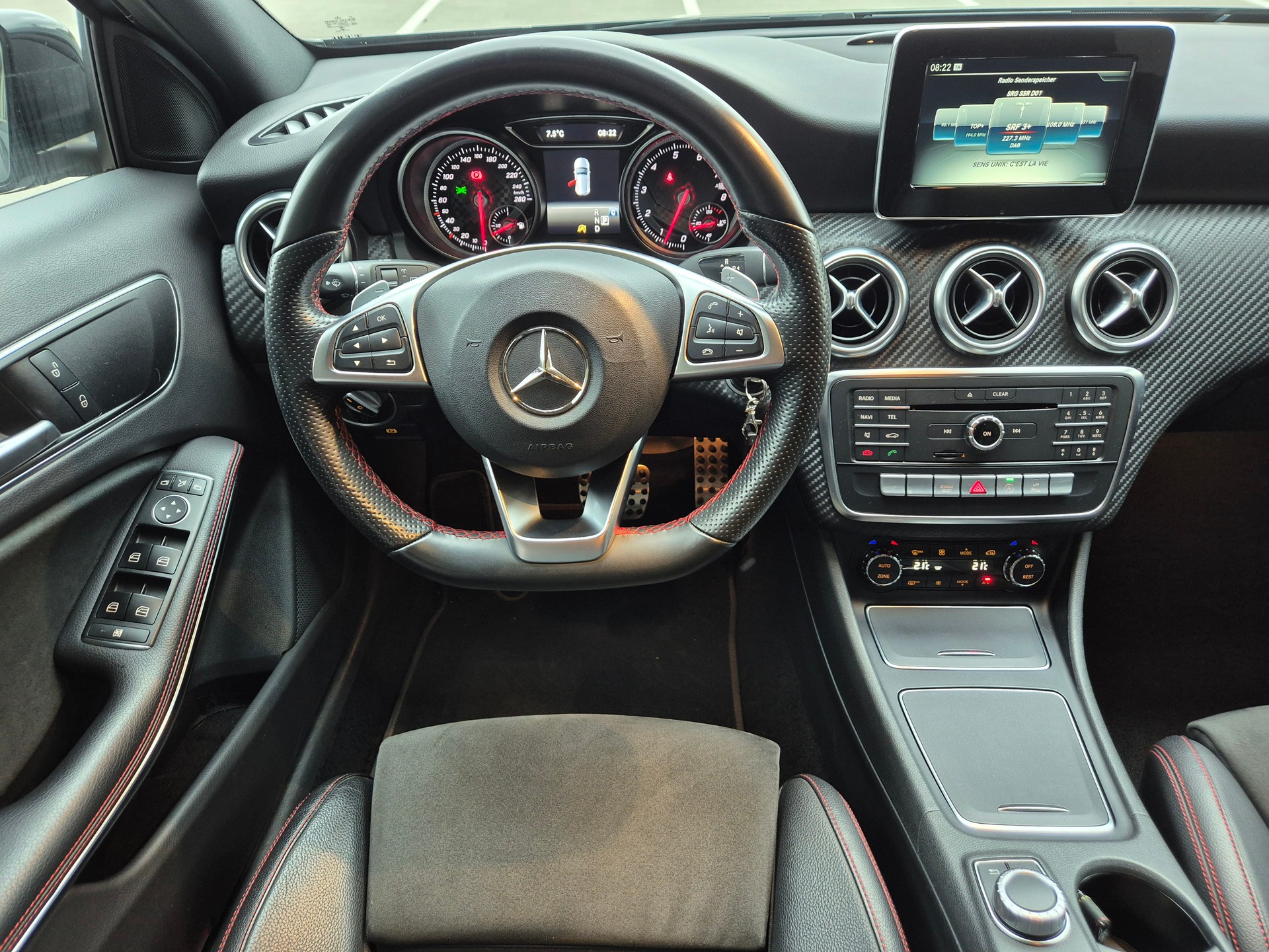 MERCEDES-BENZ A 250 AMG Line 4Matic 7G-DCT-image-11