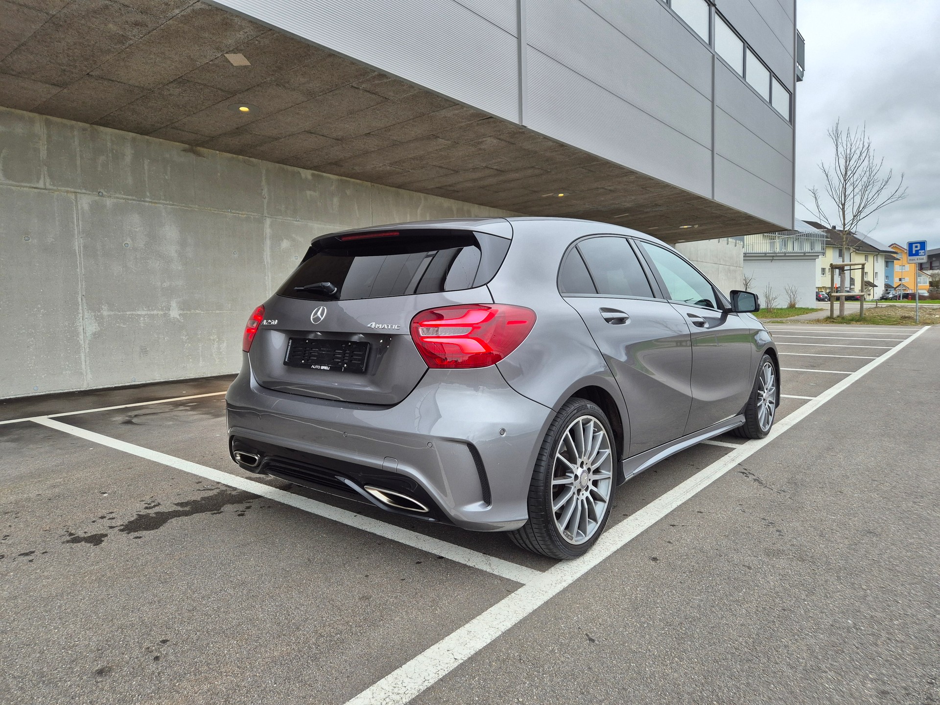 MERCEDES-BENZ A 250 AMG Line 4Matic 7G-DCT-image-4