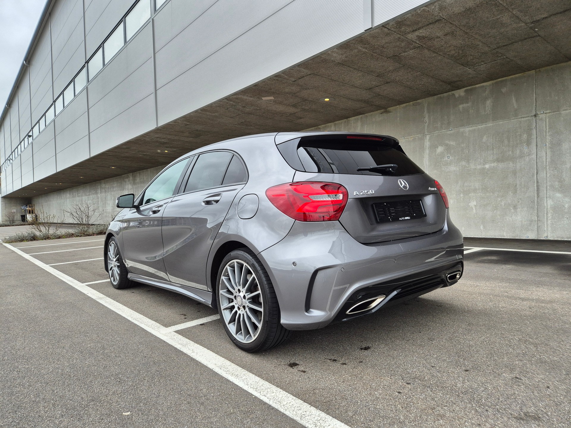 MERCEDES-BENZ A 250 AMG Line 4Matic 7G-DCT-image-3