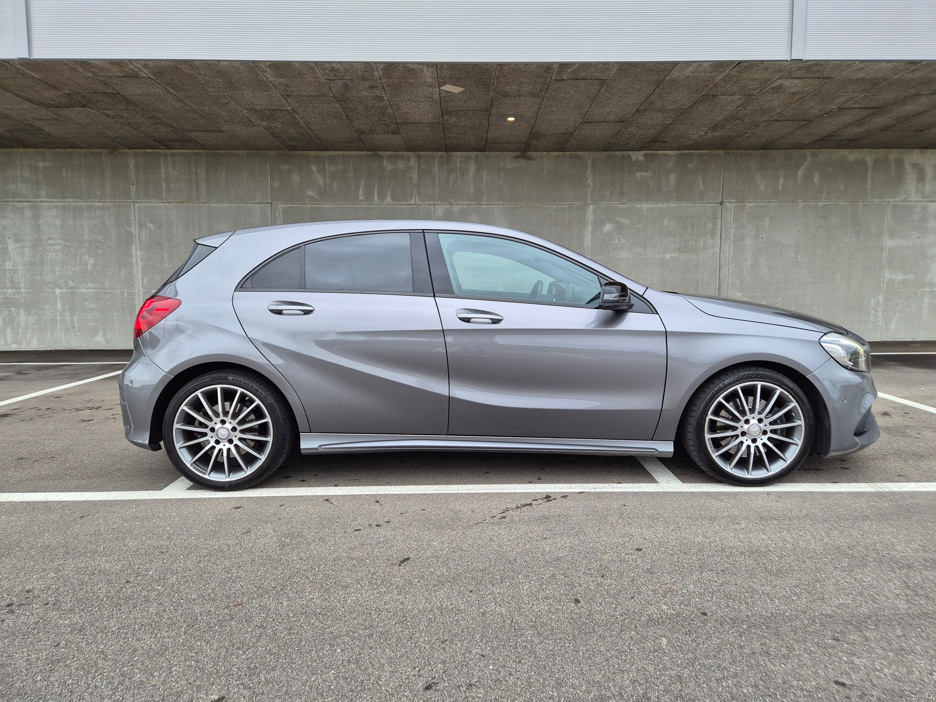 MERCEDES-BENZ A 250 AMG Line 4Matic 7G-DCT-image-5