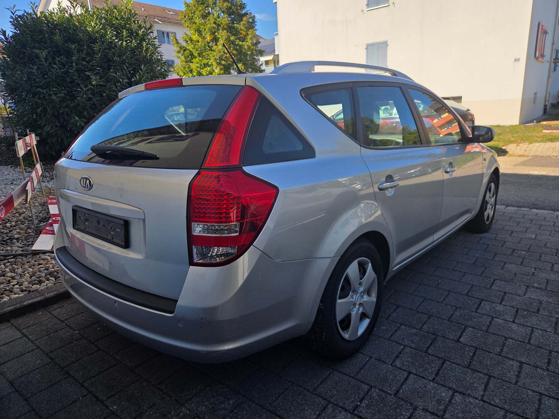 KIA Cee'd Sporty Wagon 1.6 16V Trend-image-1