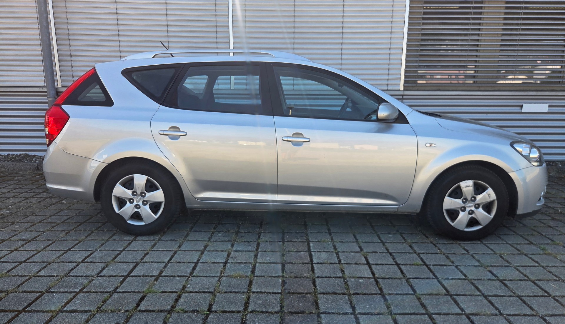 KIA Cee'd Sporty Wagon 1.6 16V Trend-image-1