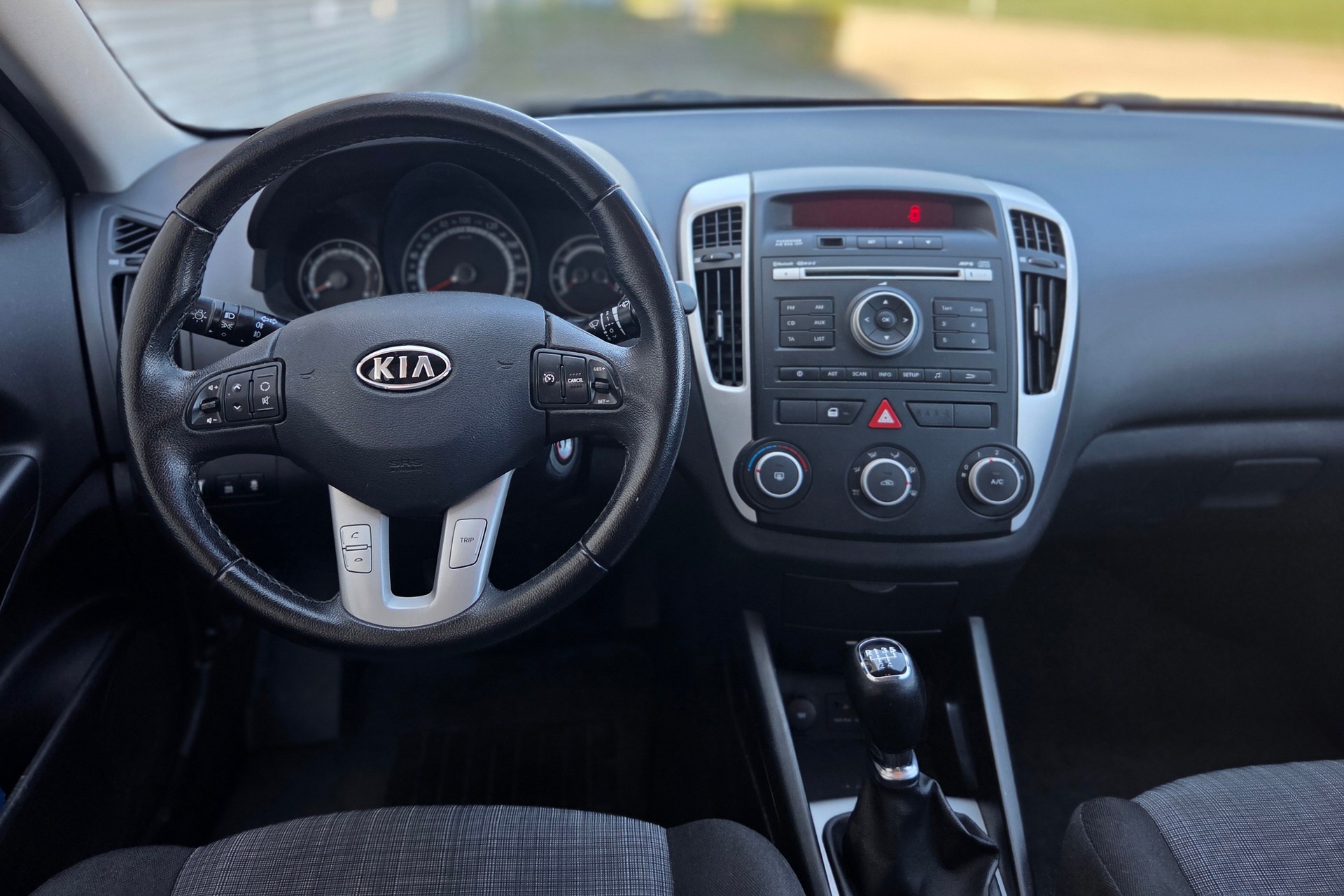 KIA Cee'd Sporty Wagon 1.6 16V Trend-image-4