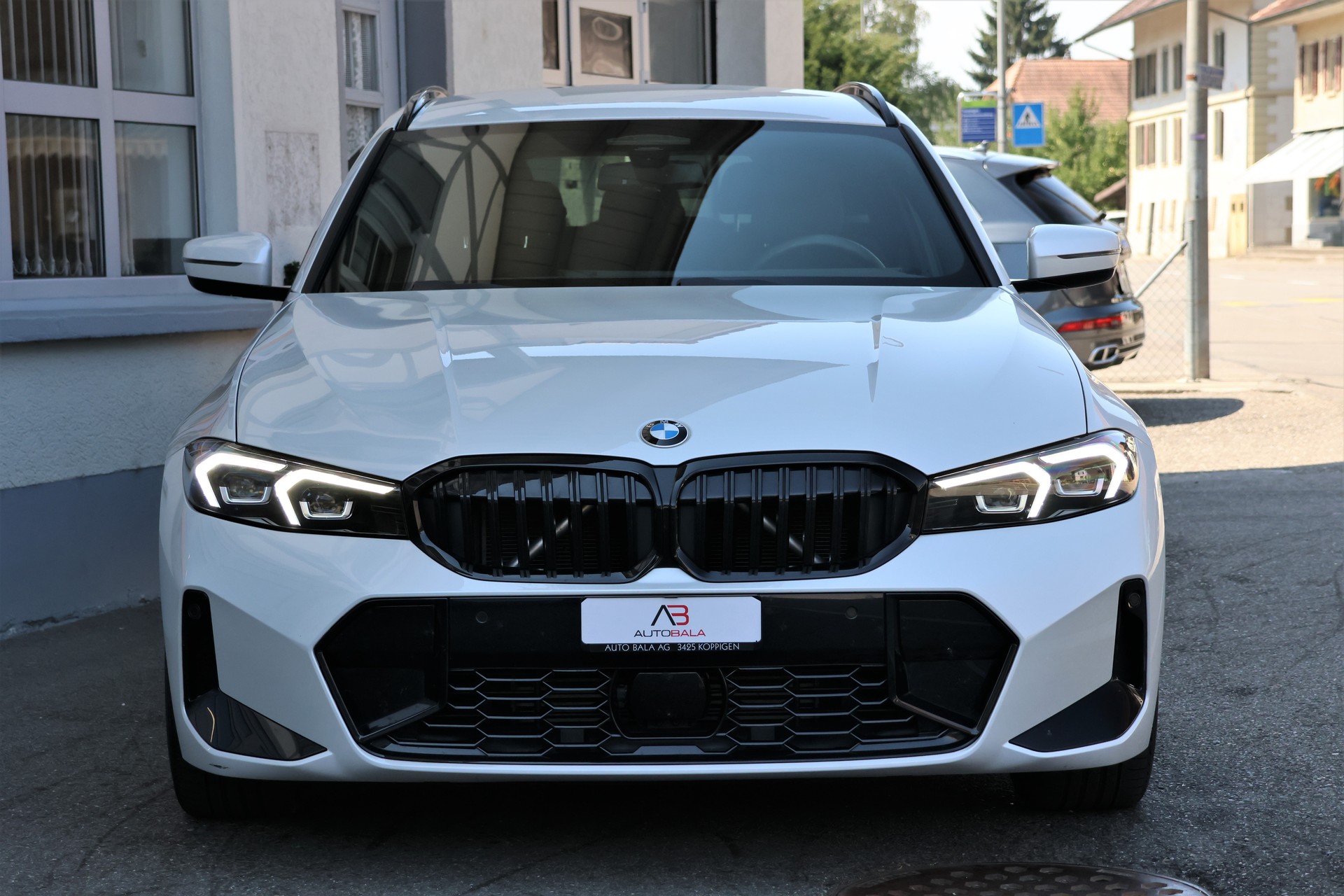 BMW 320d xDrive 48V Touring Steptronic M Sport-showroom-element-1