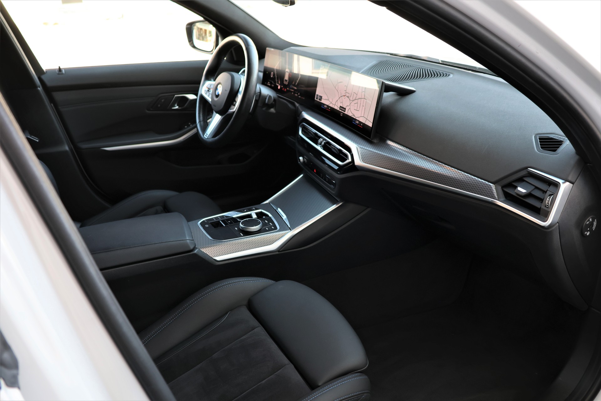 BMW 320d xDrive 48V Touring Steptronic M Sport-image-17