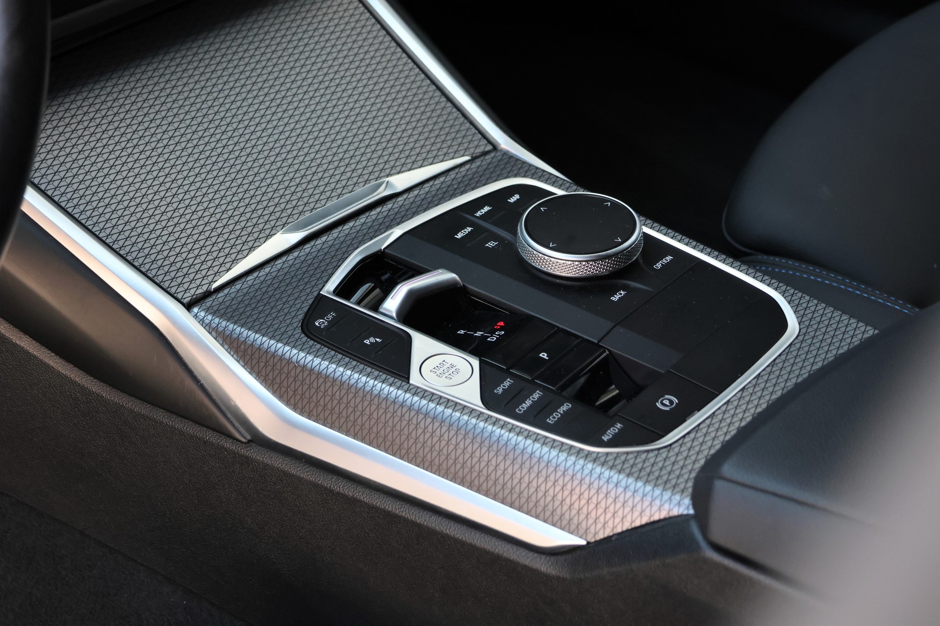 BMW 320d xDrive 48V Touring Steptronic M Sport-image-10