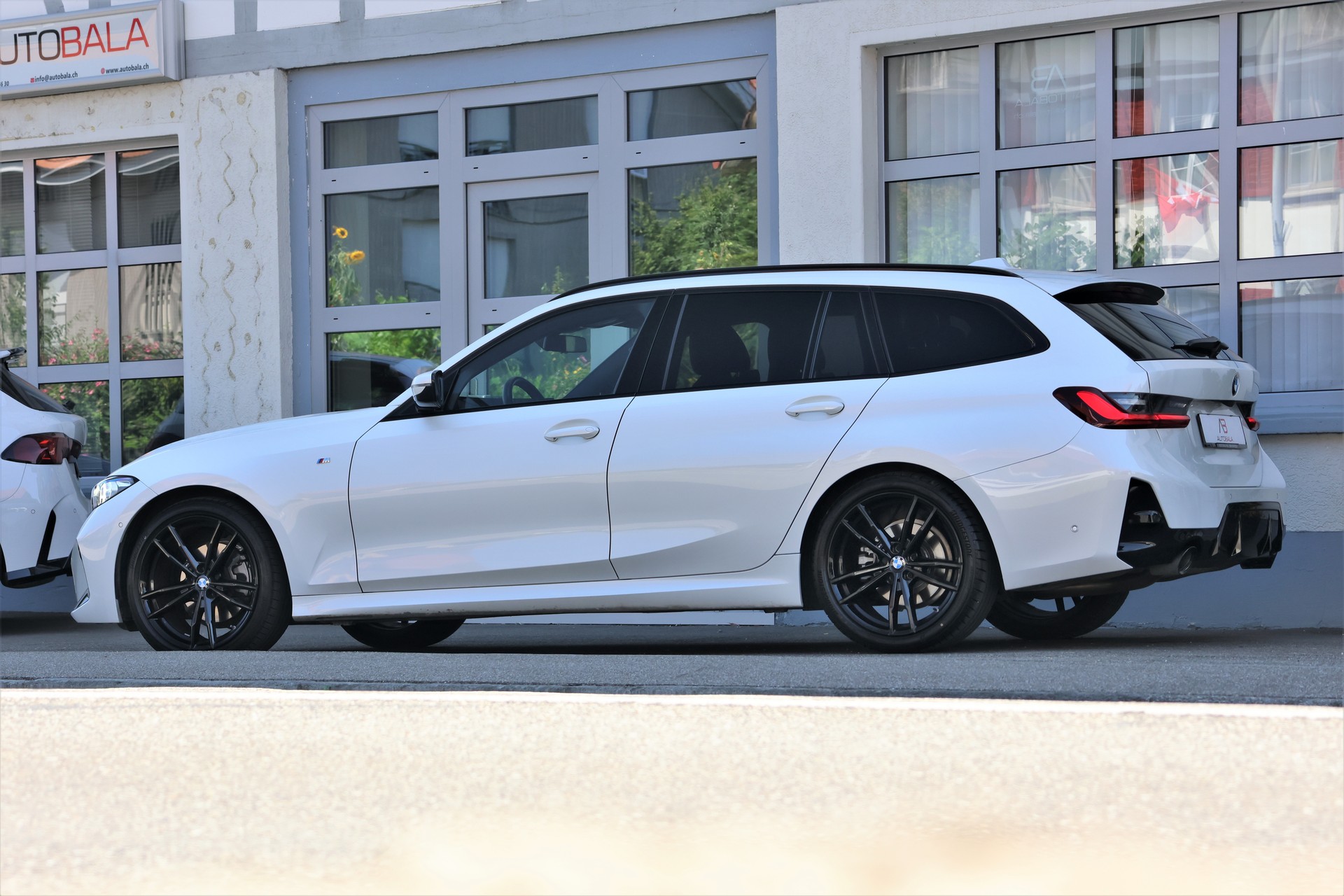 BMW 320d xDrive 48V Touring Steptronic M Sport-showroom-element-3