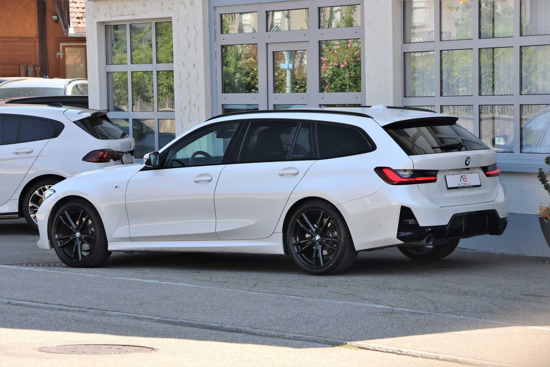 BMW 320d xDrive 48V Touring Steptronic M Sport-image-4