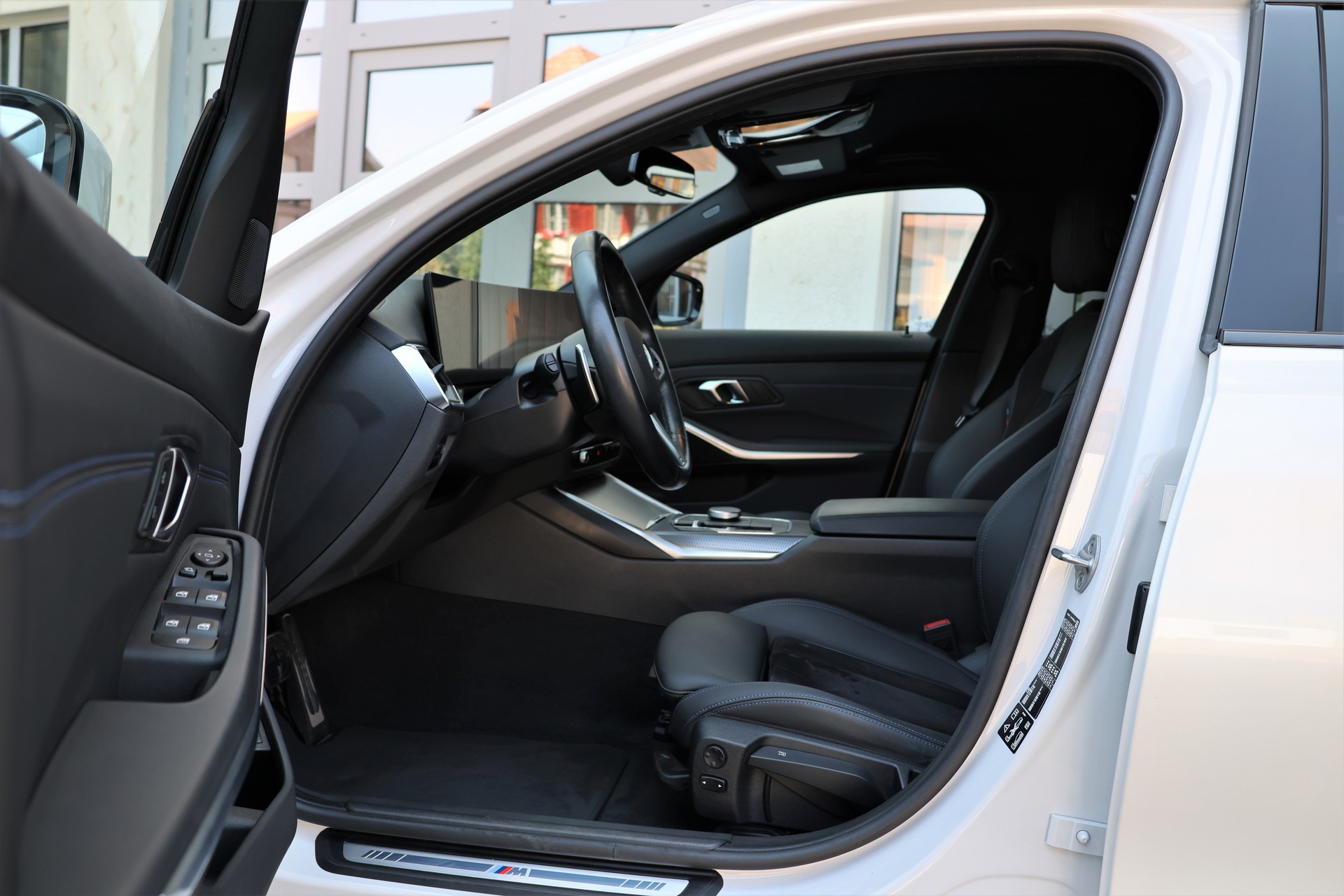 BMW 320d xDrive 48V Touring Steptronic M Sport-image-8