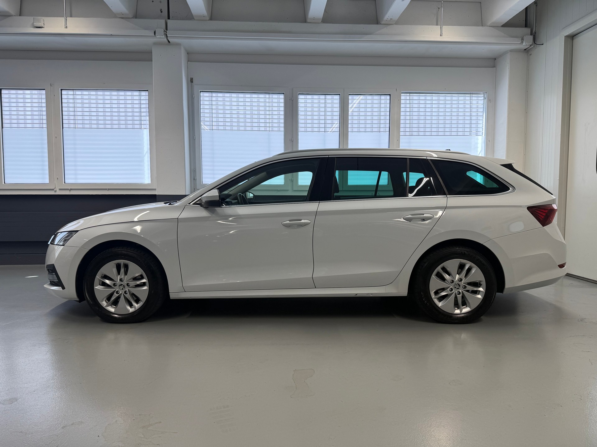SKODA Octavia Combi 1.5 TSI mHEV DSG Style-image-2