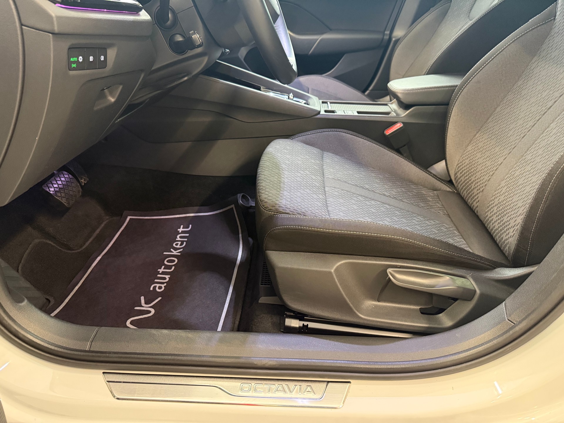 SKODA Octavia Combi 1.5 TSI mHEV DSG Style-image-14